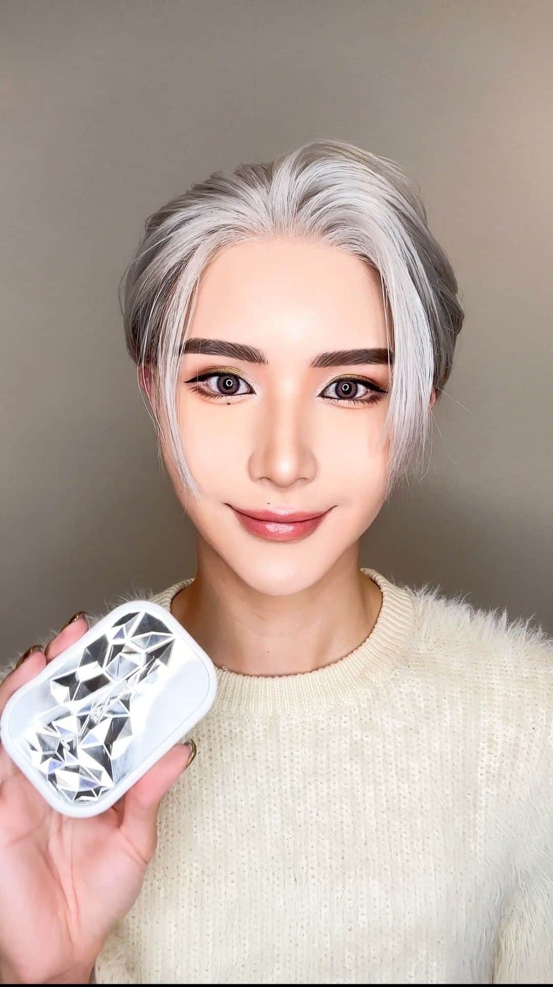 M∙A∙C Cosmetics Japanのインスタグラム：「美容クリエイター・メイクアップアーティスト GYUTAEさんが紹介する、ホリデーキットアイテムをCHECK！  注目のホリデーコレクション✨ 真っ白な雪景色や煌めく雪の結晶からインスピレーションを得たシルバーホワイトのパッケージデザインは見逃せない💨💨  雪のような輝きをホリデールックにプラスオンして👀  #PR #Maccosmeticsjapan #MACHoliday #MACクリスマスコフレ2023 #MACコスメ #MACBizarreBlizzardBash」