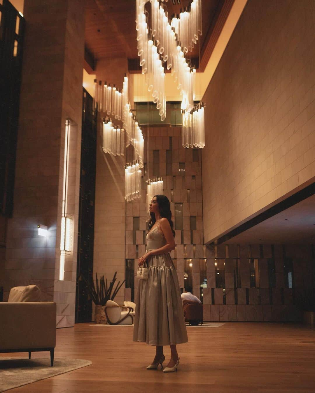 タラ・ミルクティーさんのインスタグラム写真 - (タラ・ミルクティーInstagram)「Recapping our relaxing stay at the beautiful @ritzcarltonperth. #sponsored  🦢 This has to be the most beautiful bar in Perth—Songbird! The sunset views from here are spectacular, and the cocktail menu is 💯.  🫖 The high tea here is such a treat. High tea food always sneaks up on you, getting you pleasantly full. Also, I'll pretty much always say yes to scones.  💆🏻‍♀️ The spa experience here was truly one of a kind. I had a special facial that scanned and analyzed my skin on a deeper level for a custom treatment, leaving my skin glowing for days. The scan also informed me about what I needed to address in my skincare.  🍽️ Dinner at @hearthperth is a must, even if you aren't staying at the hotel. Don't pass up the bread! The bar is set so high and keeps getting better.」11月14日 19時28分 - taramilktea