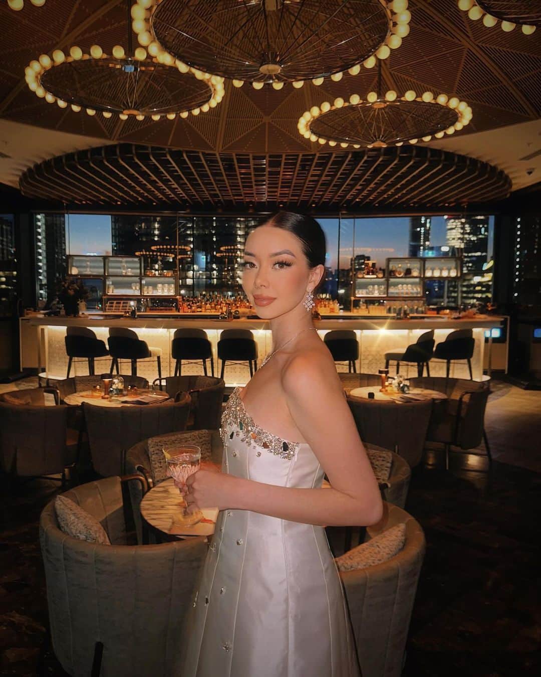 タラ・ミルクティーのインスタグラム：「Recapping our relaxing stay at the beautiful @ritzcarltonperth. #sponsored  🦢 This has to be the most beautiful bar in Perth—Songbird! The sunset views from here are spectacular, and the cocktail menu is 💯.  🫖 The high tea here is such a treat. High tea food always sneaks up on you, getting you pleasantly full. Also, I'll pretty much always say yes to scones.  💆🏻‍♀️ The spa experience here was truly one of a kind. I had a special facial that scanned and analyzed my skin on a deeper level for a custom treatment, leaving my skin glowing for days. The scan also informed me about what I needed to address in my skincare.  🍽️ Dinner at @hearthperth is a must, even if you aren't staying at the hotel. Don't pass up the bread! The bar is set so high and keeps getting better.」