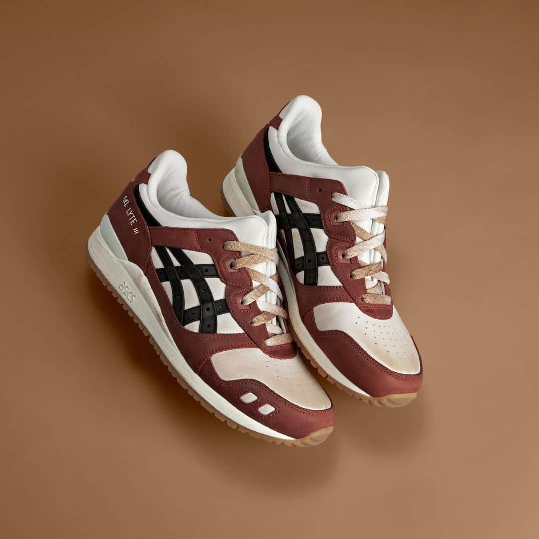 ASICS Tiger JAPANさんのインスタグラム写真 - (ASICS Tiger JAPANInstagram)「. GEL-LYTE III OG -SPICE LATTE/CREAM  2023.11.16 LAUNCH  [取扱店舗] ・アシックス公式ストア（原宿店・心斎橋店・オンラインストア） ・一部のスポーツスタイル商品取扱店  1990年に発売された軽量ランニングシューズをベースとして復刻したASICS SportStyleのスタンダードモデル。ベロ部と足首部を一体化させ、縦に大きく二分割したスプリットタンが特徴的で、足を包み込みフィットする構造となっている。かかと部にはGELテクノロジーを搭載し、衝撃緩衝性と快適な履き心地をサポート。本スニーカーは、"経年変化"を表現し時代を遡ったようなビンテージな仕上がりが特徴的な一足。  #GELLYTEIIIOG #ASICS #ASICSSportStyle  #kicks #sneakers #sneakerhead #sneakerfam #シューズ #スニーカー #ファッション #カジュアル #カジュアルコーデ #ストリートファッション #ジャパスニ #スニーカーヘッズ #ストリートコーデ #コーディネート #スニーカー男子 #スニーカー女子」11月14日 19時30分 - asics_sportstyle_jp