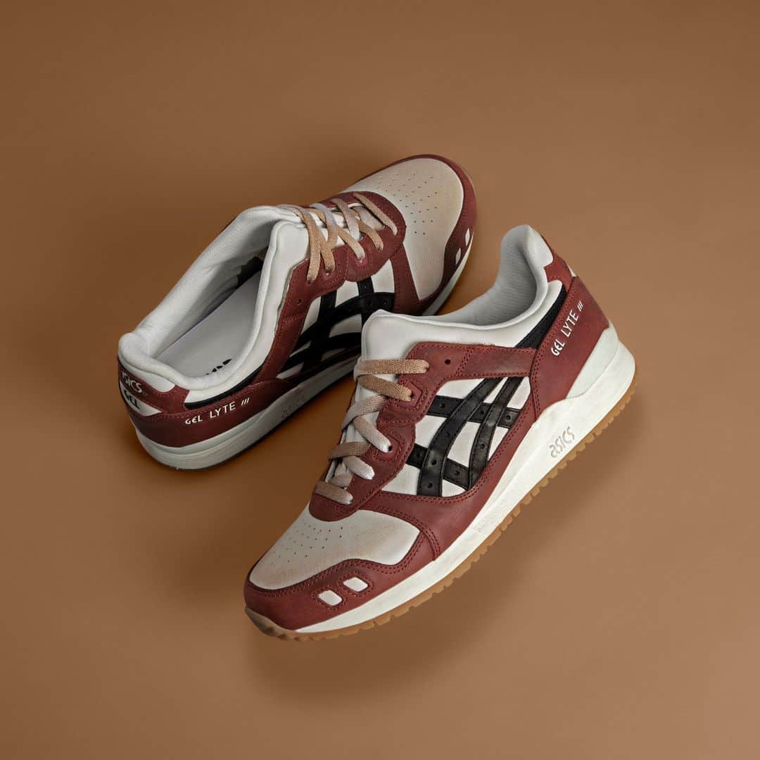 ASICS Tiger JAPANのインスタグラム：「. GEL-LYTE III OG -SPICE LATTE/CREAM  2023.11.16 LAUNCH  [取扱店舗] ・アシックス公式ストア（原宿店・心斎橋店・オンラインストア） ・一部のスポーツスタイル商品取扱店  1990年に発売された軽量ランニングシューズをベースとして復刻したASICS SportStyleのスタンダードモデル。ベロ部と足首部を一体化させ、縦に大きく二分割したスプリットタンが特徴的で、足を包み込みフィットする構造となっている。かかと部にはGELテクノロジーを搭載し、衝撃緩衝性と快適な履き心地をサポート。本スニーカーは、"経年変化"を表現し時代を遡ったようなビンテージな仕上がりが特徴的な一足。  #GELLYTEIIIOG #ASICS #ASICSSportStyle  #kicks #sneakers #sneakerhead #sneakerfam #シューズ #スニーカー #ファッション #カジュアル #カジュアルコーデ #ストリートファッション #ジャパスニ #スニーカーヘッズ #ストリートコーデ #コーディネート #スニーカー男子 #スニーカー女子」