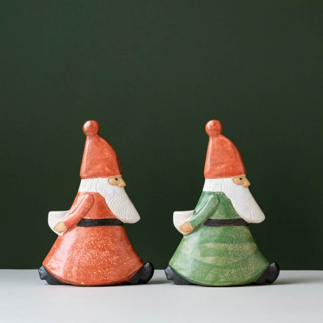 リサラーソンのインスタグラム：「【大忙しのサンタさん】⁠ ⁠  クリスマス気分を盛り上げてくれる、リサ・ラーソンのシーズンアイテム。⁠ この時期のサンタは右に左にどたばたと動き回って、もう大忙し！⁠ 後ろに組んだ手にはキャンドルを立てることができます。⁠ ⁠ カラーは赤・緑・グレーの3種類。⁠ 釉薬（ゆうやく）が作り出す色の濃淡や、ヒゲの細かな表現にも注目です。⁠ ⁠ ビジーサンタ（赤）⁠ https://shop.tonkachi.co.jp/products/ll063r⁠ ⁠ ビジーサンタ（緑）⁠ https://shop.tonkachi.co.jp/products/ll063g⁠ ⁠ ================⁠ ⁠ トンカチストアはプロフィールのリンクよりご覧いただけます。⁠ ⁠ →@lisalarsonjp⁠ ⁠ ➡️TONKACHI STOREでもリサ・ラーソンの情報をお届けしております。⁠ ぜひフォローしてくださいね。⁠ →@tonkachi_store⁠ ⁠ ================⁠ ⁠ #LisaLarson #リサラーソン #tonkachi #トンカチ #tonkachistore #トンカチストア #🔨#Sweden #スウェーデン #北欧 #北欧インテリア #北欧雑貨 #北欧ライフスタイル #ceramic #陶器 #陶芸家 #作家  #gift #ギフト #暮らしを楽しむ #暮らし #ビジーサンタ」