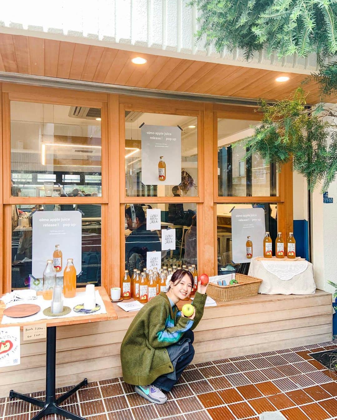 福田瞳さんのインスタグラム写真 - (福田瞳Instagram)「週末は風歌ちゃん @fuuka_nw に会いに @natsumezakacoffee さんでPOPUPしていた @olmo_japan さんの🍎ジュースを買いに行きました♡ この日はめちゃくちゃ朝から寒かった日で、『ホットもオススメですよ♡』と風歌ちゃんが言ってたので、ホットでいただきました🤗 これが本当に美味しくて✨✨✨🍎ジュースってホットでこんなに美味しいの？✨✨✨とびっくり！ 美味しいのに表面にキズがあるお店におろせない色んな種類の🍎たちを絞って作ったストレート法のフレッシュな🍎ジュースなんだって✨ 添加物は一切使用していないのも魅力✨🥺 おしゃれなパッケージもすっごく可愛いくて即買いしました♡ ケースで買いたいくらいだったけど、歩きだったから2個で我慢したよ😂  #夏目坂珈琲 さん店内の雰囲気もすてきでした♡今度普通にカフェラテ飲みに行きたいな♡ #olmo#リンゴジュース#🍎」11月14日 19時30分 - fukudahitomi610