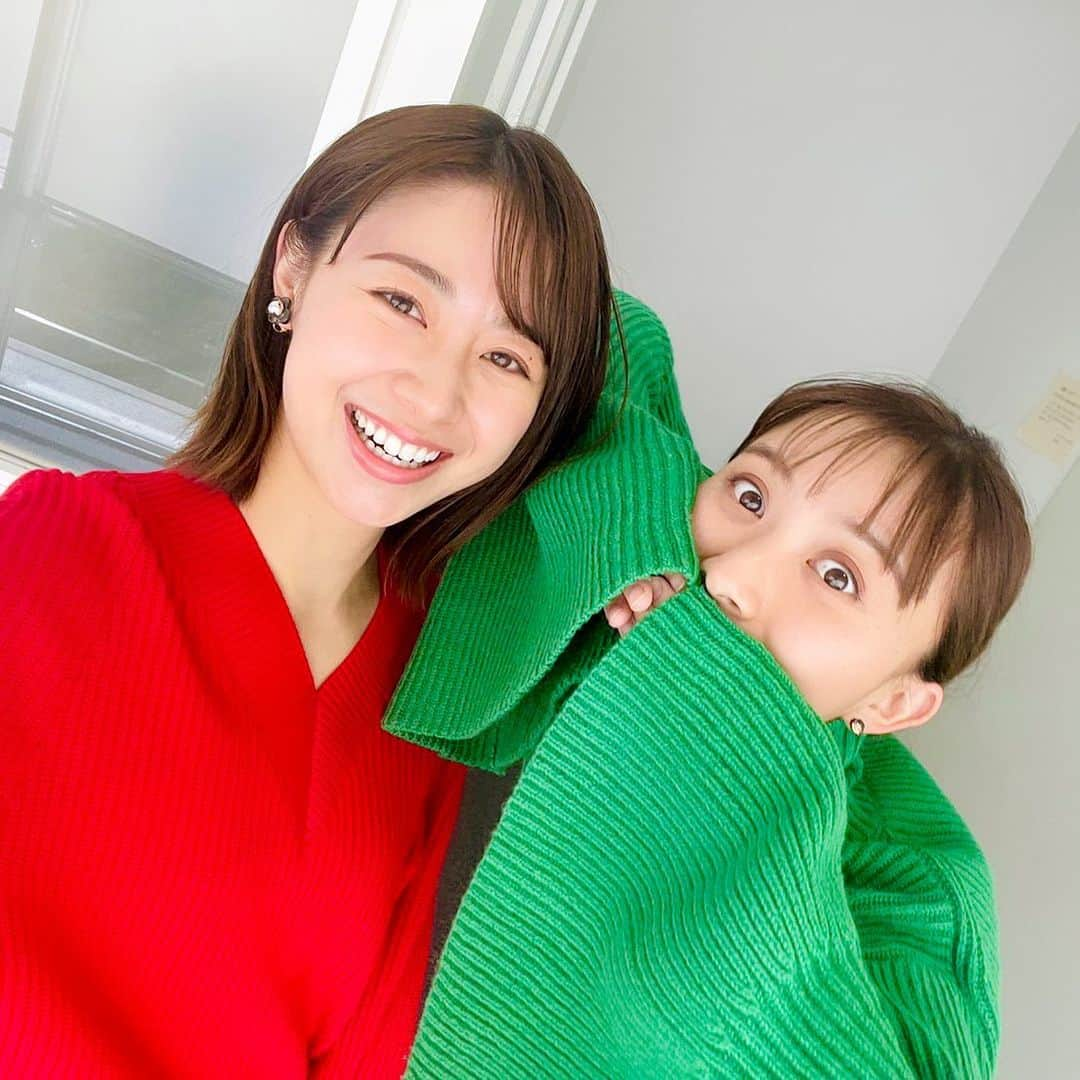 山本雪乃さんのインスタグラム写真 - (山本雪乃Instagram)「🎅 「雪乃、写真とろー！クリスマスカラー！」と 林美沙希のみぃさんが、一緒に写真を撮ってくれました🎅 みなさま、少し早いですが、メリークリスマス🎄  相変わらず綺麗すぎる先輩🙈 私はヒゲがボーボーだったので、隠しました🙊 （口紅が落ちていたので）  ちなみにわたしの緑のニットは去年着た衣装を買い取ったもので、袖がとっても大きくて気に入っております🟢  #衣装 : @murua_official  @apaiserlame_official  @official_bluegreed   🍙ちくわきゅうり🥒 🍙ニラ玉🥚  クリスマスソングといえば、やはりB'zです🌲」11月14日 19時32分 - yukino_yamamoto5