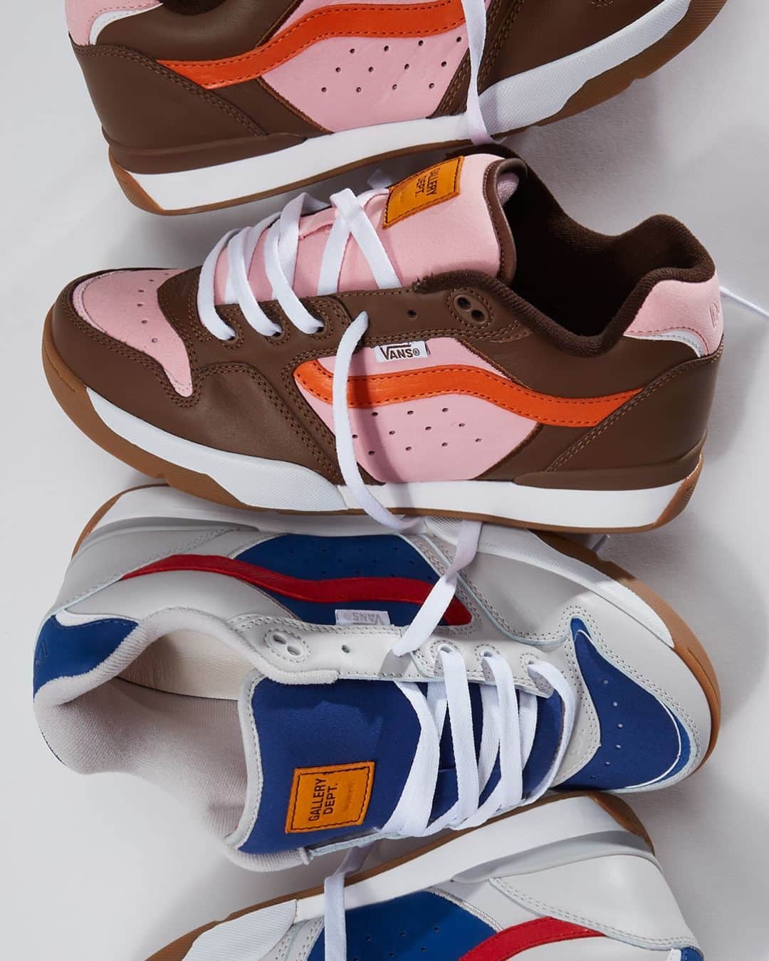 ヴァンズのインスタグラム：「Vault by Vans x Gallery Dept.が再びタッグを組み、Rowley XLTを大胆にリメイク。今回は2001年にリリースされたVANS TEAM SKATER・Geoff RowleyのシグネチャーシューズRowley XLTをチョイス。大胆な配色や異なる素材をミックスした3つのカラーウェイで登場。  詳しくは、www.vans.co.jpをチェック。  @gallerydepartment」