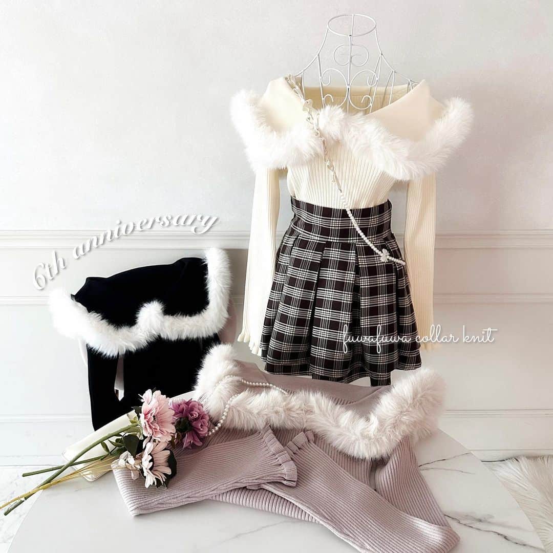 のインスタグラム：「【 𝐚𝐩𝐫𝐞𝐬 𝐣𝐨𝐮𝐫 🎀 𝟔𝐭𝐡 𝐚𝐧𝐧𝐢𝐯𝐞𝐫𝐬𝐚𝐫𝐲 🎂 】　 発売前から大反響💞 ⁡ 11/16(thu)21:00〜release🧸 ⁡ ◆周年限定！ふわふわ襟があざと可愛いニットプルオーバー♡ ⁡ 前後にぐるりと1周ファーをあしらうことで特別感のあるデザインに♪ もちっとした柔らかい生地がとても着心地のよいニットになっております。  長めのお袖はフレアスリーブにフリルがついたデザインで、 可愛らしさがより一層増し、自然と萌え袖になるのも嬉しいポイント♡  ふわふわのファー部分は取り外し可能となっており、 キャミワンピースなどと一緒に着用いただくことも可能です！ ⁡ 再販なしの6周年限定アイテムとなりますのでこの機会に是非♡ ⁡ ⁡ #ふわふわ襟ニットプルオーバー 商品番号🔎990937 サイズ…F/XL ¥4,595(taxin) ⁡ ⁡ こちらの画像はインスタ用に加工しておりますので、カラーの雰囲気が実際の商品と異なる場合がございます。 商品ページにてカラーのご確認をお願い致します。 ⁡ #ZOZOでしか買えない #アプレジュール #アプレ部」