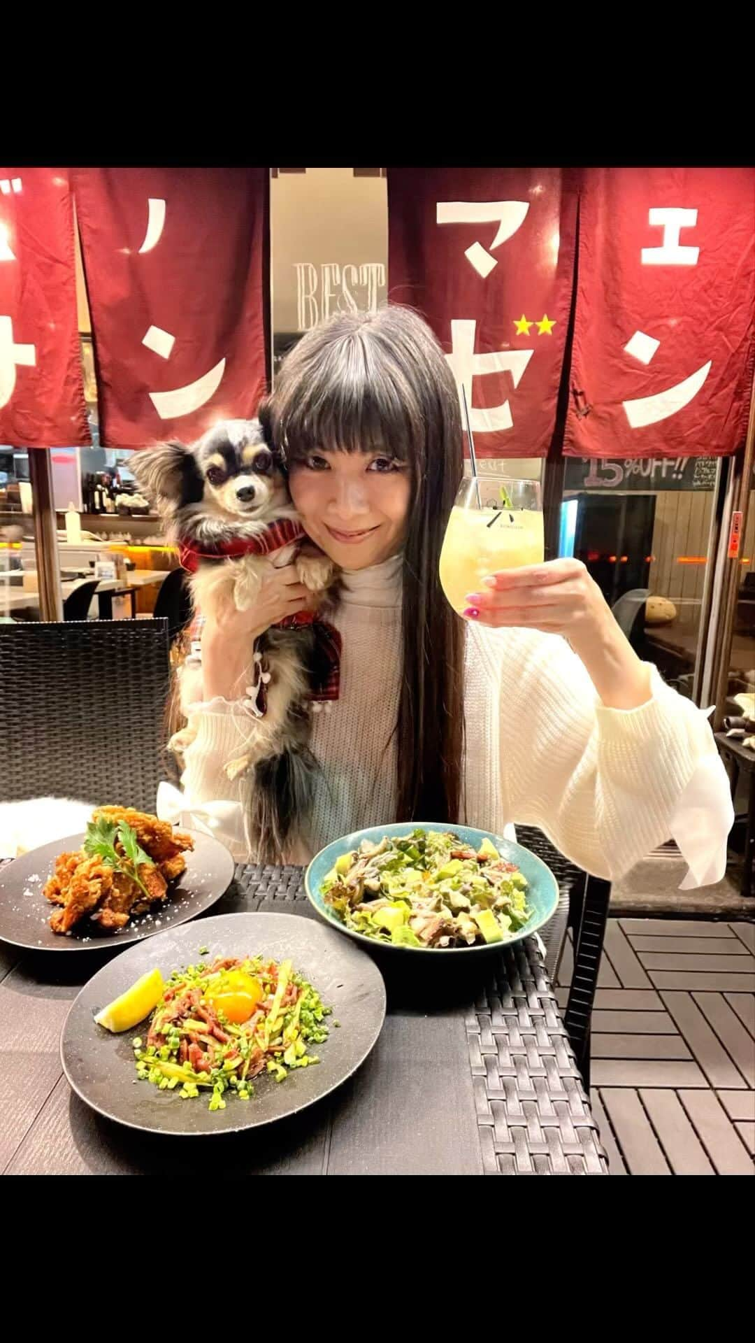 外村美姫のインスタグラム：「清澄白河の 「3000日かけて完成した極上ハンバーガーField」内に今年OPENしたお店。「ゲンビノマエ酒場サンゼン」。通りを挟んで現代美術館前にあり、テラス席のみ犬同伴OKです。 バーガーメニューの材料をおつまみとして提供しているのだそう。夜も楽しめるバーガー屋。  国産レモンを丸ごと使用した「白河レモンサワー」など清澄白河の地を表現するユニークなドリンクメニュー。  #ノンアルコール でオーダー出来ます。  「あぼたまシーザーサラダ」 「10種スパイス煌めくサンゼンノトリカラアゲ」「ローストビーフユッケ」などバーガー屋ならではのフードメニューが美味。ローストビーフをユッケで食べたのも初めてでしたが、全体的にバランスがよく、お肉の美味しさが口いっぱいに広がります。 スパイシーだけれど、旨味溢れる唐揚げもなかなか。多くのメディアで紹介された人気店です。お近くにいらっしゃる折は是非。  パンダティファニーさんとお散歩デートでした!!  東京都江東区三好3-3-17-101 「3000日かけて完成した極上ハンバーガーField」内 03-6458-8300  https://3000days.jp/ https://www.instagram.com/3000daysburger/ https://3000days.base.shop/  ↓↓↓↓↓ PR @3000sakaba #清澄白河グルメ #清澄白河ディナー #江東区グルメ #江東区居酒屋 #清澄白河 #カフェ #カフェ巡り #カフェ活 #shibuya #tokyocafe #tokyosweets #sweets #外村美姫 #スイーツ #cafè #カフェ部 #カフェタイム #レストラン #カフェスタグラム  #グルメ #ハンバーガー #ハンバーガー屋 #チワックスティファニー #犬ok #犬okカフェ #犬okのお店 #犬スタグラム #犬 #わんこ」