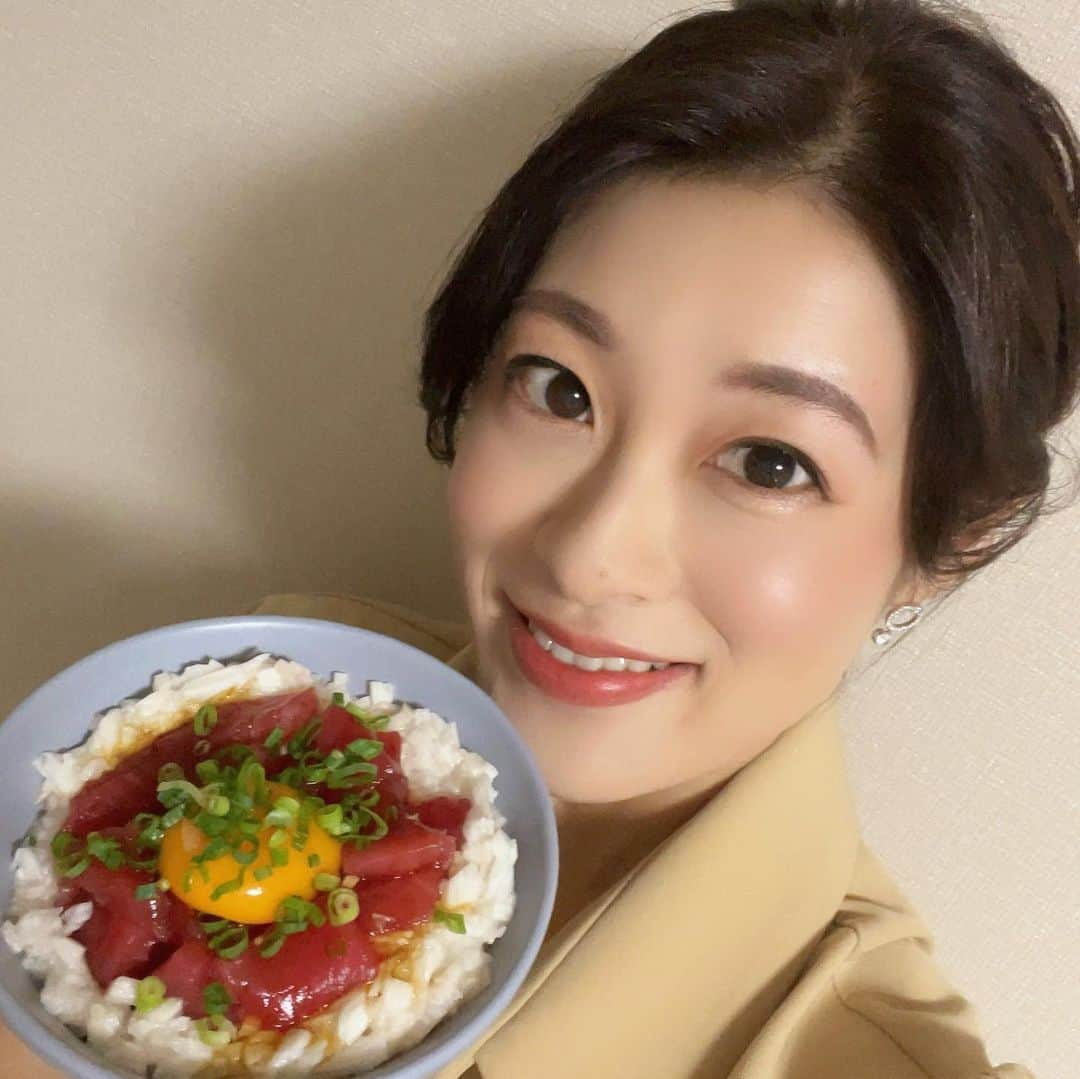 小宮山瑞季さんのインスタグラム写真 - (小宮山瑞季Instagram)「きのうの夕ごはん。 長芋をたっぷり使ったどんぶりです🍴💓  今が旬の長芋♩ きのうのみんなの信州では、 信州1年目の岸本慎太郎気象予報士が 長野市松代町の長芋掘りに挑戦☺️🍀✨  おいしさの理由と、おすすめの食べ方を 紹介してくれました😎✨ 近くYouTubeにアップされるので、 テレビで見られなかった方はそちらをぜひ！！！  今年は例年よりも長く太く育ったそうです！！！ 味も濃厚でおいしいということで、 わたしもいただいた長芋で料理👩‍🍳  長芋を細かく刻んで、マグロと合わせただけの シンプル丼でしたが、間違いない美味しさでした😏😏  急に寒くなって体にこたえますが、 元気に過ごすためにもご飯をもりもり食べたいと思います！   #みんなの信州  #長芋  #旬  #どんぶり  #簡単ごはん  #マグロ丼  #マグロは  #半額シール  #貼られてました  #ラッキー  #岸本慎太郎  #気象予報士  #収穫  #おつかれさまでした  #長野市  #nagano  #松代町  #長野市松代町  #youtube  #ご覧ください  #風邪予防  #ご飯もりもり  #きょうも  #長芋ごはん  #長野放送  #アナウンサー  #小宮山瑞季」11月14日 19時37分 - komiyama_mizuki