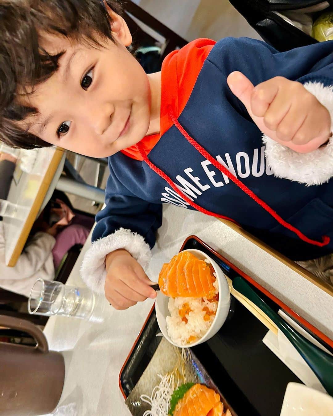 世手子さんのインスタグラム写真 - (世手子Instagram)「A wonderful morning in Otaru🌞 Best seafood bowl in the morning🦐🦀🐚🐟🌊 My eldest son is overjoyed☺️😆 #小樽の朝 は最高(^_^) #三角市場 で #海鮮丼  泊まった @alphabedinn_hotel #alphabedinn小樽駅前 の朝食(*´∀｀*) ホテルのすぐお隣が市場なんてすごすぎ（＾ω＾） 素晴らしすぎた♪(´ε｀ ) 朝も早よから #寿司太郎 はん #サーモン刺し に大喜び(*´∀`)♪ きてよかった #北海道旅行 #子連れ北海道  #子連れ旅行 #子連れ旅 #いくら丼  #小樽三角市場  #小樽グルメ #北海道グルメ」11月14日 19時38分 - rojide