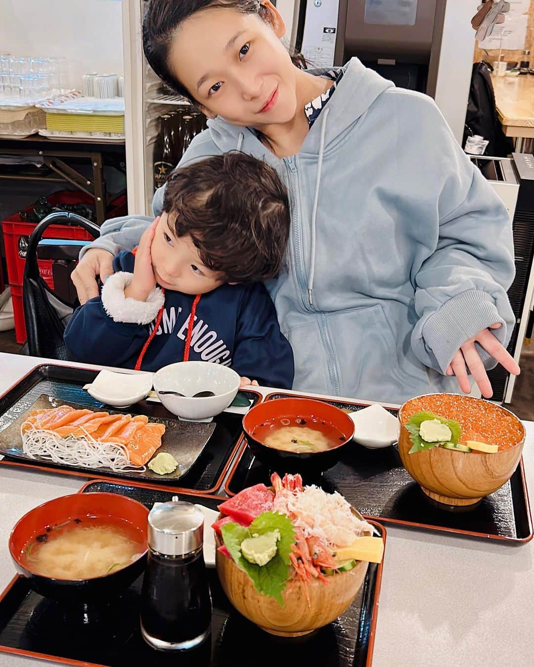 世手子のインスタグラム：「A wonderful morning in Otaru🌞 Best seafood bowl in the morning🦐🦀🐚🐟🌊 My eldest son is overjoyed☺️😆 #小樽の朝 は最高(^_^) #三角市場 で #海鮮丼  泊まった @alphabedinn_hotel #alphabedinn小樽駅前 の朝食(*´∀｀*) ホテルのすぐお隣が市場なんてすごすぎ（＾ω＾） 素晴らしすぎた♪(´ε｀ ) 朝も早よから #寿司太郎 はん #サーモン刺し に大喜び(*´∀`)♪ きてよかった #北海道旅行 #子連れ北海道  #子連れ旅行 #子連れ旅 #いくら丼  #小樽三角市場  #小樽グルメ #北海道グルメ」