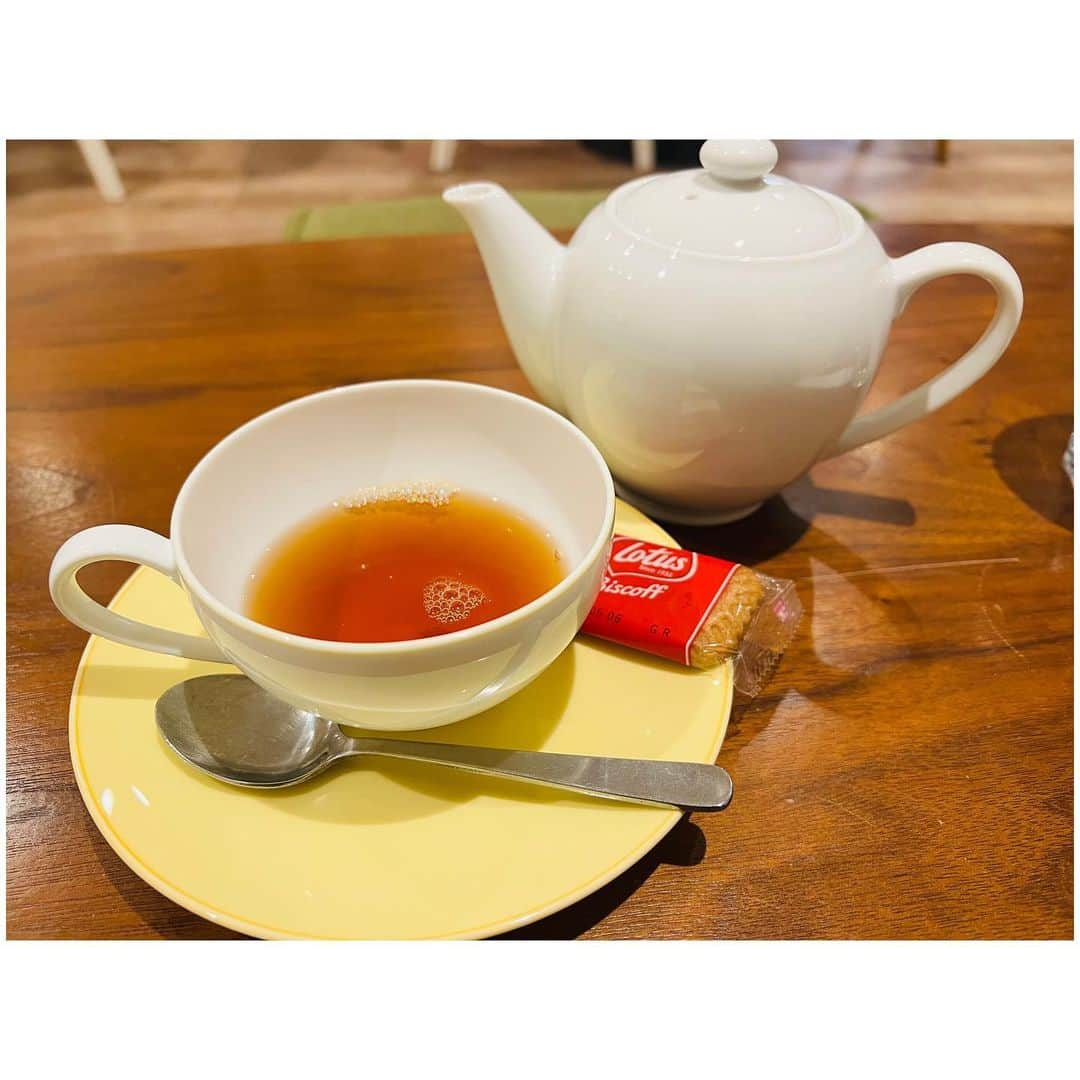 有明ゆなさんのインスタグラム写真 - (有明ゆなInstagram)「大塚駅すぐのところにある カフェ☕️ @cocodetea さんに 生クリームたっぷりの ワッフル🧇を食べに🐥💗 . 写真よりも ほんとボリューミーで ビックした🤣🫶 ナッツもしっかりはいってて 紅茶🫖にもこだわってて 甘いものを楽しみながら 香りがいい紅茶🫖でほっこり✨ . めっちゃゆっくりできた ティータイムだった🌷 . ここのお店は LIVEもおこなってるみたいで 気になった方は お店のお知らせをみてみてね♪ 貸切もできるみたい💚 . . . . PR @cocodetea #cocodetea #大塚グルメ #大塚ランチ #大塚カフェ #池袋カフェ #池袋ランチ #池袋スイーツ」11月14日 19時38分 - ariake_yuna