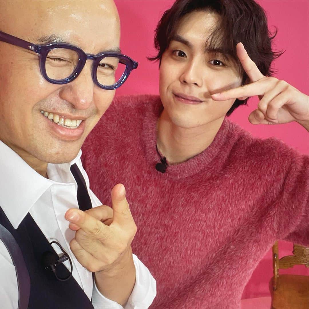 ホン・ソクチョンのインスタグラム：「드디어 공개되는 #홍석천보석함 의 첫 게스트  #무빙 의 #김도훈 배우  ㅎㅎㅎ 키 얼굴 미소 목소리 예능감 뭐하나 부족함없는 매력을 뿜어주고 기진맥진 도망갔다 크크크크  첫시작을 멋지게 열어준 그대에게 박수를  도훈아 너무 고마워  사랑해 하하  또 도망가겠군 ㅋㅋ」