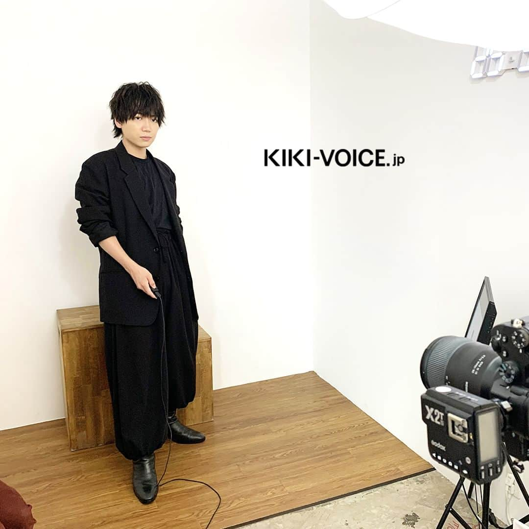 VOICE Newtypeのインスタグラム：「・ 「ボイスニュータイプ」のWEBサイト[KIKI]で連載中「#千葉翔也のバッチリしようや」 本日はスタッフが撮影したReading.86のオフショットを公開📸  .  第86回は #セルフ写真館 「 #GENICBOOTH 」さんで #セルフ写真 撮影。  アーティストデビューが決まり、 新たな挑戦に胸を踊らせている千葉翔也さん。  今の自分をカジュアルに残せるセルフ写真館「GENICBOOTH」さんで、 いつものカメラマンさんとのセッションとは一味違う 遊び心いっぱいの撮影を楽しみます！  .  プロフィールのURLからKIKIにアクセス▶＠voice_newtype  連載記事は「Journal 連載」のバナーからチェックできます🥰  ▼記事URL https://kiki-voice.jp/journal/1725  .  #千葉翔也 #バッチリしようや #声優  #ボイスニュータイプ #voicenewtype #KIKIVOICEJP #カメラ #自撮り #撮影」