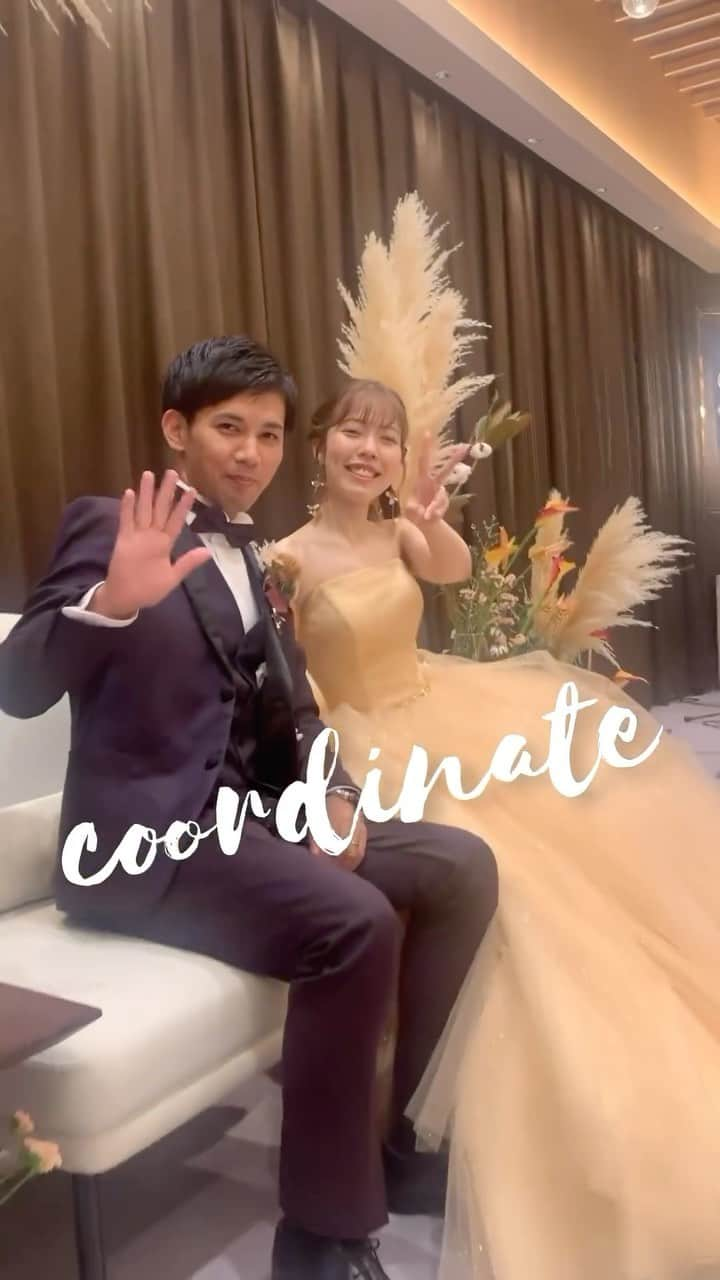 結婚式場 ヒルズスィーツ宇都宮ブリーズテラスのインスタグラム：「タキシードとドレス♡  挙式や披露宴の始まりは 真っ白のタキシードと ウエディングドレス♡  結婚式だからこそ着れる特別な1着… 特別な白🤍  そしてお色直しは おふたりともガラッとチェンジ＾＾ タキシードもカラードレスも素敵です！ おふたりの笑顔も素敵すぎる♡  目線を貰えると すごく嬉しいですね♡  ____  新郎新婦のリアルなお声や こだわりポイントなどを 公式HPに掲載しております  ヒルズスィーツのTOPページより ぜひご覧くださいませ♡ @hillssweets_wedding  ___  #プレ花嫁 #結婚式 #日本中のプレ花嫁さんと繋がりたい #ウエディング #結婚式場 #全国のプレ花嫁さんと繋がりたい #結婚式場 #wedding #フィオーレビアンカ #fiorebianca #宇都宮結婚式場 #栃木結婚式場 #ヒルズスィーツ宇都宮ブリーズテラス #ヒルズ」