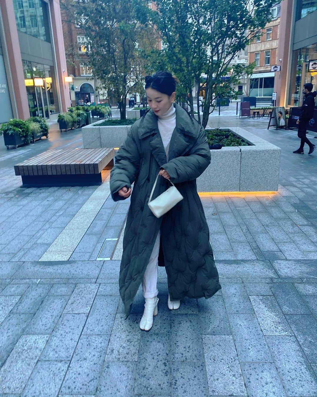 秋元玲奈のインスタグラム：「Getting darker and colder in London❄️🥶Going to the cinema is the best option for kids after school these days 🎥  寒すぎて早々にロングダウンを投入。暗いし、雨が多いし、公園に行く気も起きないので長男の友達と映画鑑賞な放課後。  #london #londonlife #winteroutfit  #paddedcoat #cinema #everymancinema」