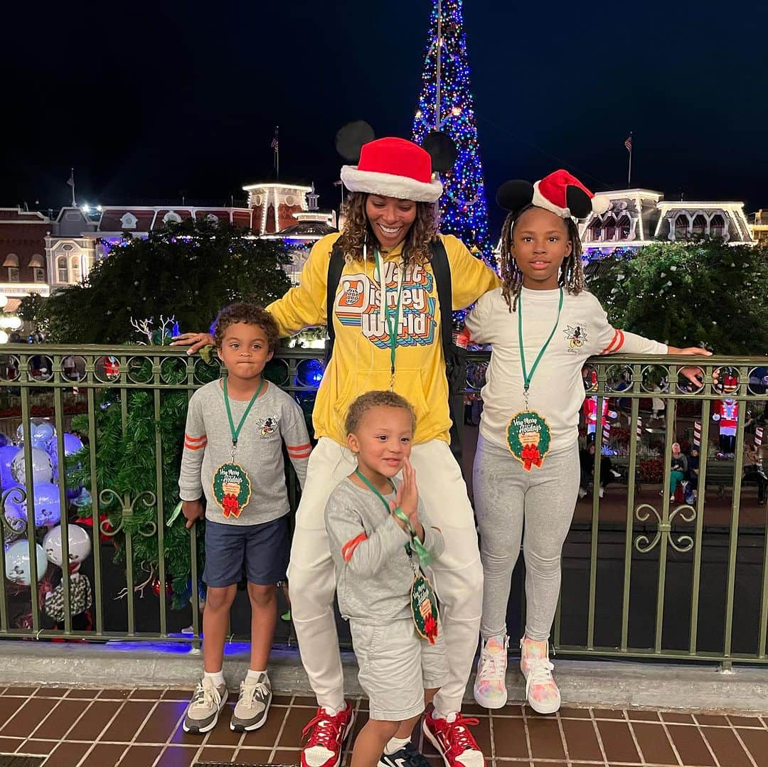 エヴァ・マルセルさんのインスタグラム写真 - (エヴァ・マルセルInstagram)「@waltdisneyworld was so lit! Me and mine 🌻🌻🌻 had us a time! #bigkid #momlife #wdwholidays」11月14日 19時44分 - evamarcille