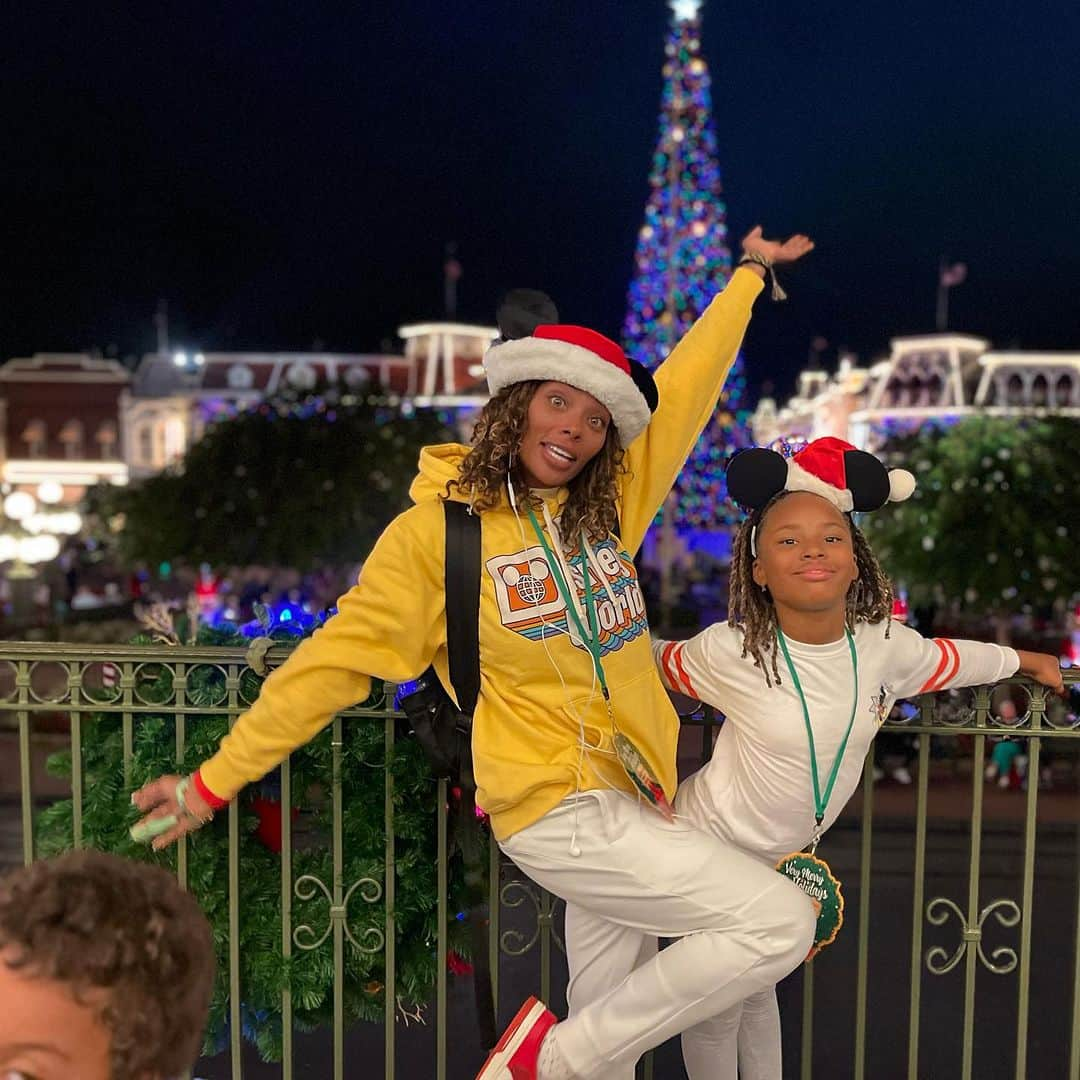 エヴァ・マルセルさんのインスタグラム写真 - (エヴァ・マルセルInstagram)「@waltdisneyworld was so lit! Me and mine 🌻🌻🌻 had us a time! #bigkid #momlife #wdwholidays」11月14日 19時44分 - evamarcille