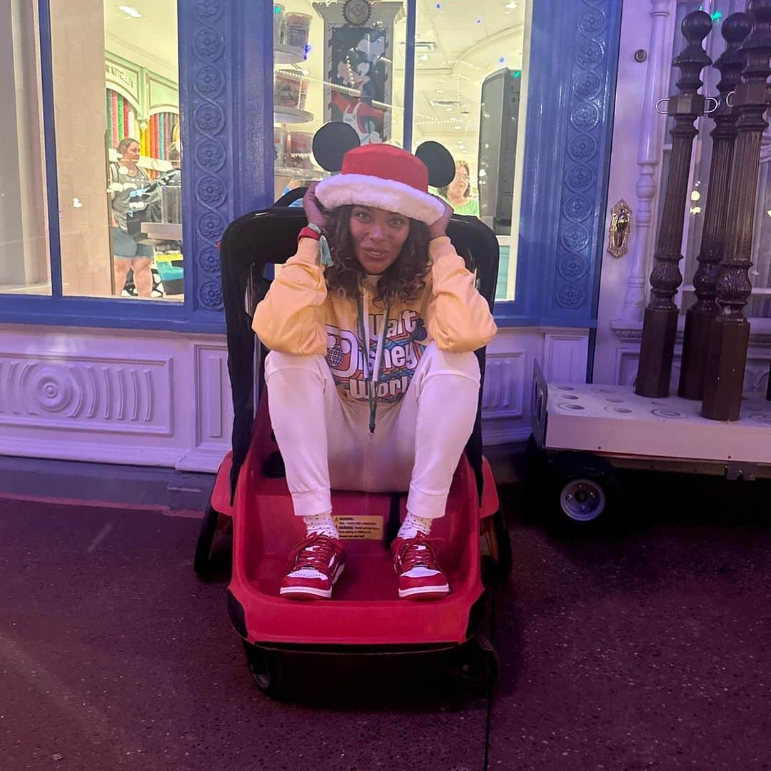 エヴァ・マルセルのインスタグラム：「@waltdisneyworld was so lit! Me and mine 🌻🌻🌻 had us a time! #bigkid #momlife #wdwholidays」