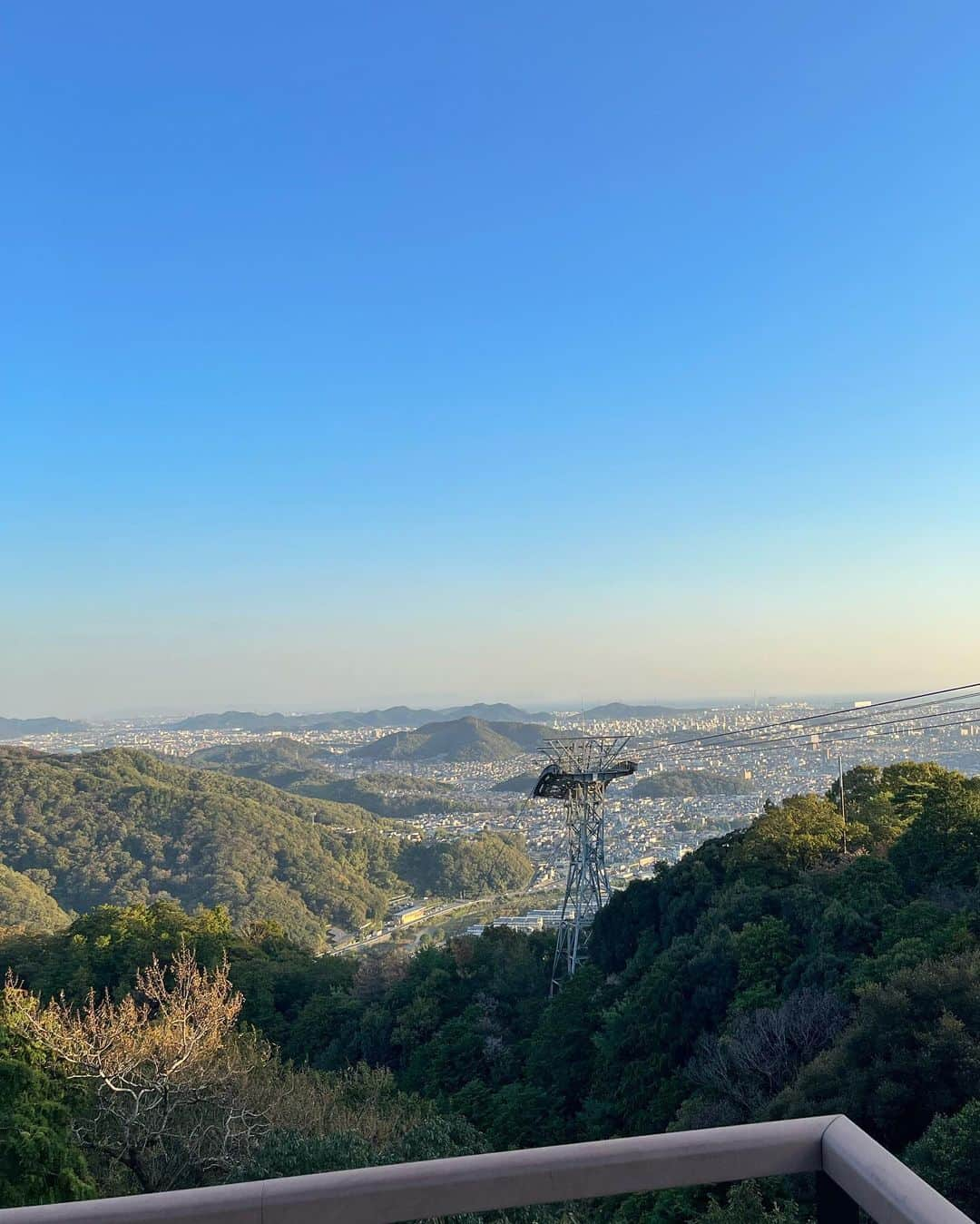 とくさきさんのインスタグラム写真 - (とくさきInstagram)「何年ぶりかも覚えてないくらい久しぶりの書写のロープウェイ🚡💕 今回は娘っちも連れて行ってきました😌 . なんの記憶にもたぶん残らないと思うけど、一緒に行けて良かった🥰 . #書写山#ロープウェイ」11月14日 19時46分 - tokusaki_golf