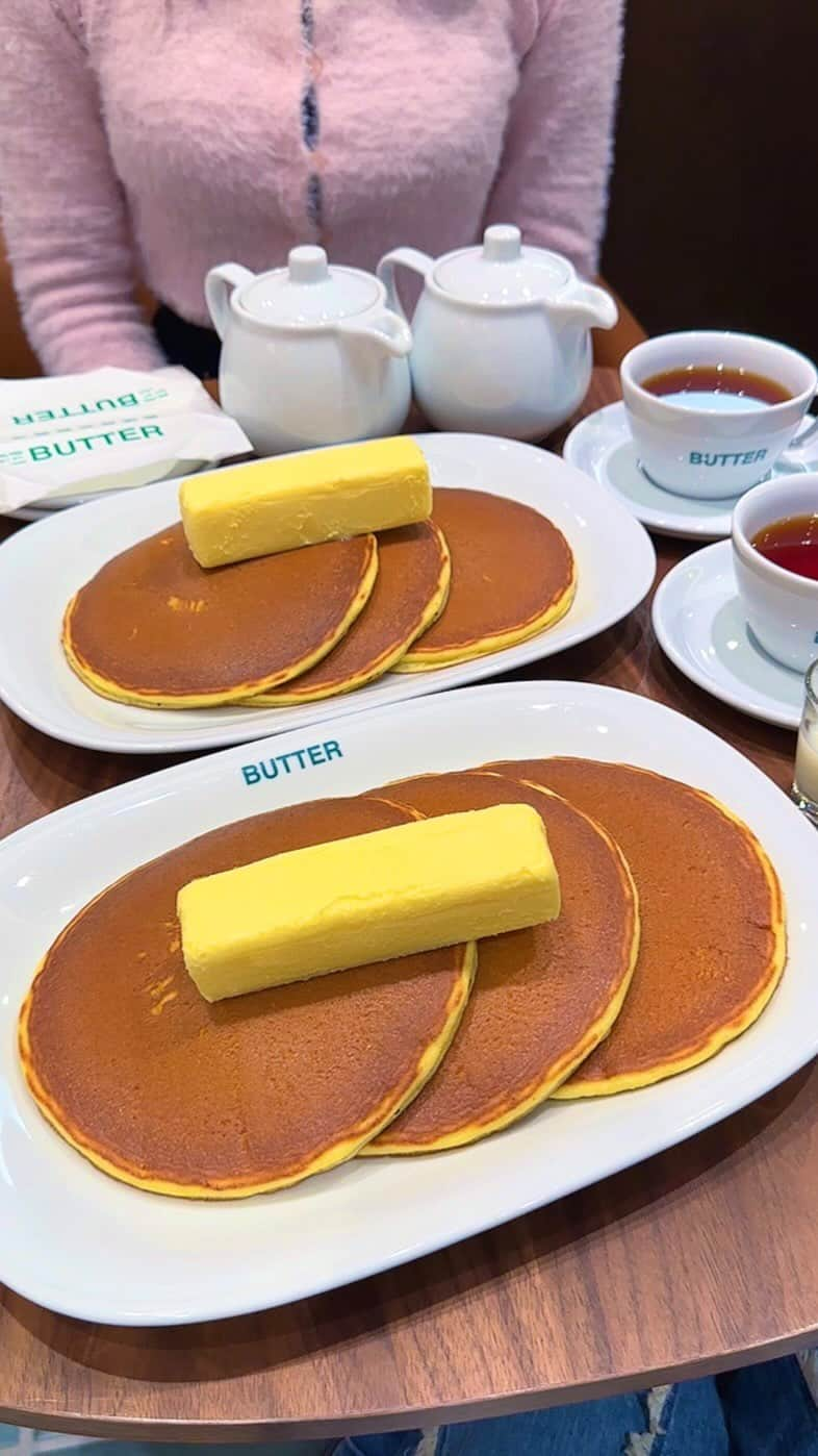 ゆうとグルメのインスタグラム：「🥞高級バターを1本丸ごと楽しむホットケーキ🥞 ㅤㅤㅤㅤㅤㅤㅤㅤㅤㅤㅤㅤㅤ 丸の内にあるBUTTER 美瑛放牧酪農場さんの 「バターを食べるホットケーキ」2200円 「カフェオレ」1000円 ㅤㅤㅤㅤㅤㅤㅤㅤㅤㅤㅤㅤㅤ 東京駅から徒歩5分ほどのところにあるbutterさんは、作りたてバターとホットケーキが名物のカフェ！ ㅤㅤㅤㅤㅤㅤㅤㅤㅤㅤㅤㅤㅤ 今回はホットケーキを注文🥞🧈 ㅤㅤㅤㅤㅤㅤㅤㅤㅤㅤㅤㅤㅤ これは銅板で焼きあげた巨大な3枚のホットケーキに店頭で作ったばかりの新鮮なバターを丸ごと1本つけたメニュー！ ㅤㅤㅤㅤㅤㅤㅤㅤㅤㅤㅤㅤㅤ ホットケーキは表面サクッと中ふんわり食感でほんのり甘みもあって何もつけずに食べてもおいしいレベル！ ㅤㅤㅤㅤㅤㅤㅤㅤㅤㅤㅤㅤㅤ そこにミルク感強めの作りたてバターをたっぷりつければおいしさレベルがさらに上がって、サイズはけっこう大きめだけどぺろっと食べれちゃうくらい絶品🤤🤤 ㅤㅤㅤㅤㅤㅤㅤㅤㅤㅤㅤㅤㅤ ちなみに専用保冷バッグがもらえて余ったバターをそこに入れてお持ち帰りできるのも嬉しいポイント！ ㅤㅤㅤㅤㅤㅤㅤㅤㅤㅤㅤㅤㅤ 他にも大きめサイズのプリンや牛乳とコーヒーを自分で混ぜて濃さを調節するカフェオレなどおいしくて楽しいメニューがたくさんありました🍮☕️ ㅤㅤㅤㅤㅤㅤㅤㅤㅤㅤㅤㅤㅤ どれもおいしかったけどやっぱり名物のホットケーキが1番おいしいし好きなだけバターのせられる体験もなかなかできないから最初はぜひこれ頼んでみてほしい！ ㅤㅤㅤㅤㅤㅤㅤㅤㅤㅤㅤㅤㅤ おすすめ！！  —————————————— 📍東京都千代田区丸の内2-4-1 丸の内ビルディングB1F ⏰11:00〜19:00(日曜18時close) 🛌不定休 🚃東京駅から徒歩5分 —————————————— #東京グルメ #東京カフェ #丸の内グルメ #丸の内カフェ #butter #美瑛放牧酪農場 #ホットケーキ #tokyo #japan  #東京ランチ #丸の内ランチ #東京観光 #東京旅行 #東京 #東京駅 #カフェ巡り #カフェ好きな人と繋がりたい #ごはん記録 #japantravel #japantrip #instafood #pancakes」