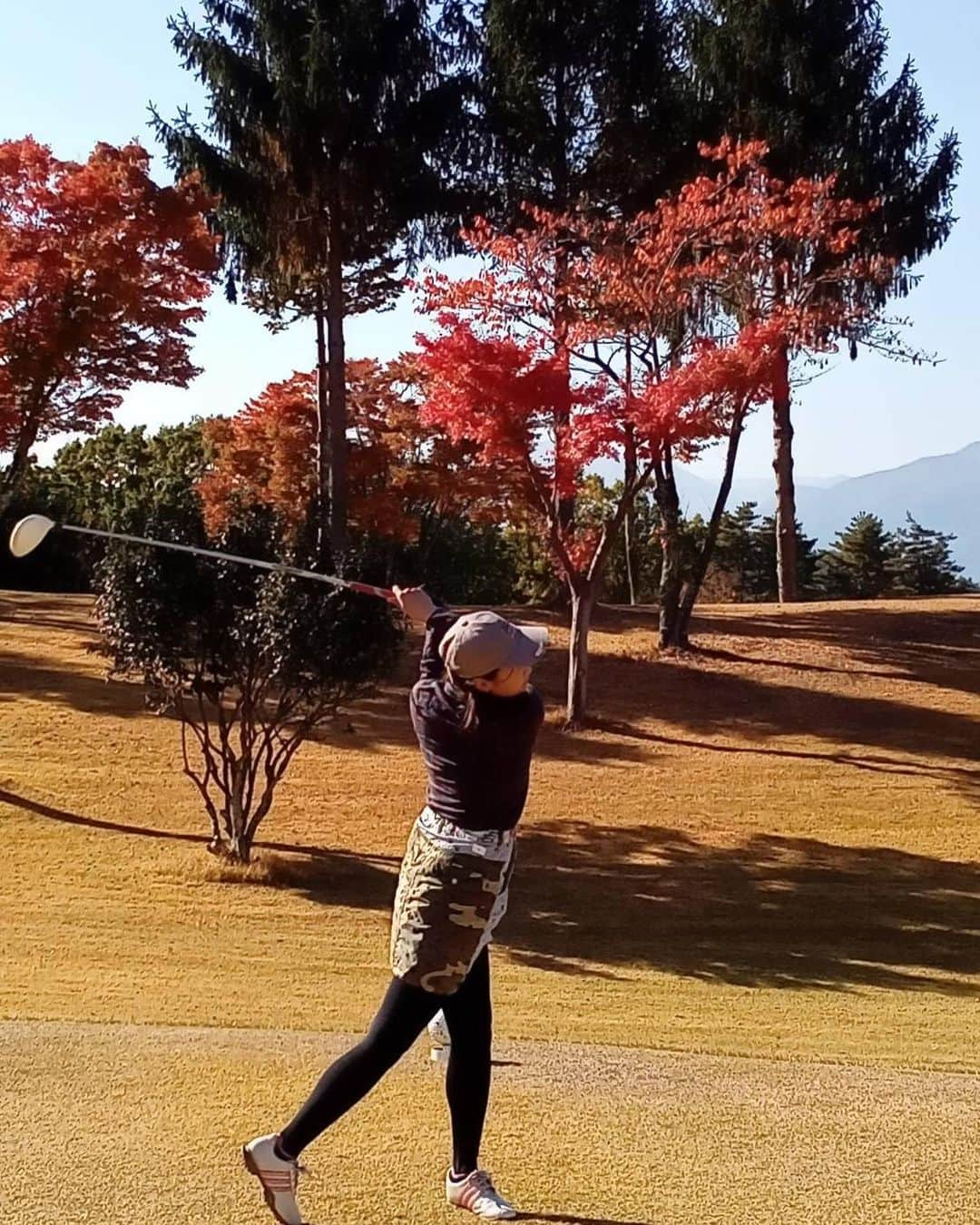 野牛あかねのインスタグラム：「紳士の皆さんとゴルフ合宿⛳  ️久しぶりに行った明野はやっぱり素晴らしかった！ コースも紅葉も美しい😍 山梨の一番好きなゴルフ場❤️  暑さも落ち着いてようやくゴルフできる！ と思ったらあっという間の冬ですね⛄😂  #サンパーク明野 #ゴルフ女子」