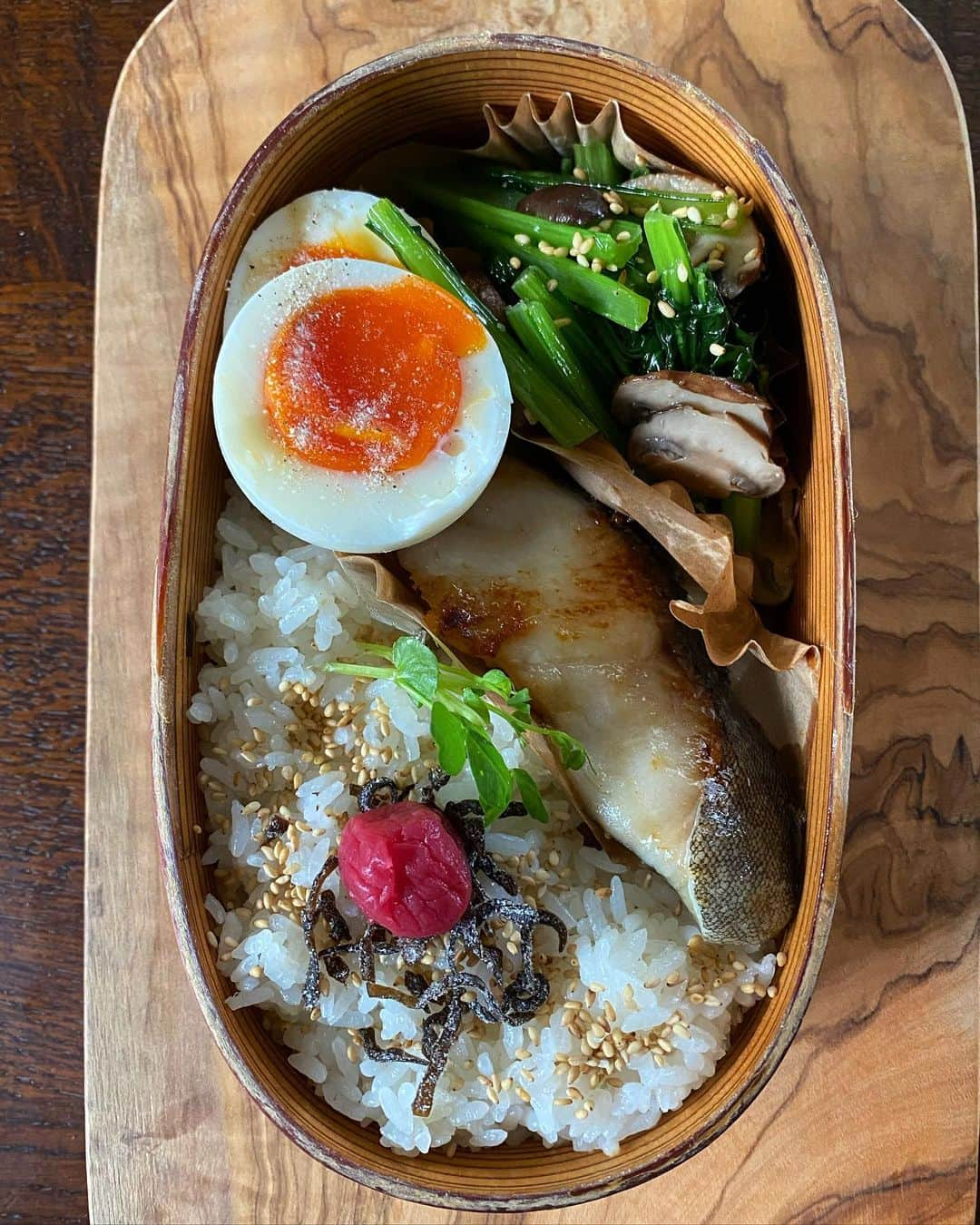 aomojiのインスタグラム：「近頃のお弁当  #お弁当#わっぱ弁当 #曲げわっぱ #曲げわっぱ弁当 #大館曲げわっぱ #新米#つや姫#キンパ弁当 #キンパ #暮らし#日々 #obento #foodstagram #yummy #foodporn #handmade #life #lunch #aomojibento #家族弁当」