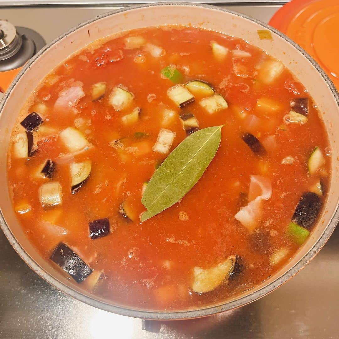 千波さんのインスタグラム写真 - (千波Instagram)「食べるほどキレイになる ミネストローネ🍅 ⭐️期待できること  🟠野菜を沢山入れることで、 食物繊維が腸内環境を整えてヤセやすい体を作ってくれる。 腸内環境が整うと肌が綺麗になる。  🟠リコピンは抗酸化作用があってアンチエイジングになる。  🟠リコピンの効果により血流が良くなり、 代謝がアップすることで脂肪が燃焼されやすい体になる。 また、脂肪細胞が肥大するのを抑える働きがあると言われている。  🟠野菜にはカリウムが多く含まれていて、浮腫み防止につながる。  🟠食物繊維とリコピンにより中性脂肪やコレステロールを下げる。  🟠食物繊維が豊富なため、満腹感もあり食べ過ぎ防止に繋がる。  🟠野菜メインなので低カロリー  ざっと、こんなにも🍅♡  沢山作って冷凍もおすすめです🥣  ズボラなので特に工夫なし🙆‍♀️どんどん切って、どんどん鍋に。  材料 （おうちにある野菜、なんでも○） 今回使ったもの↓ 玉ねぎ1/2個 ナス２本 ズッキーニ１本 セロリ1/2本　（個人的に入れるのおすすめ！） 人参1/2本 洗い牛蒡2本 蓮根５cm 根菜を入れるとさらに腸活におすすめです✨  ベーコン４枚 トマト缶（ダイス） ニンニク１かけ 水５００cc コンソメキューブ２個 ローリエ１枚 ハーブソルト（またはお塩）１つまみ ブラックペッパー  ①野菜を大体1cm-1.5cm角に切る。 ベーコンは１cm幅。アクが気になる野菜は水にさらします。 ②鍋にオリーブオイルとニンニクを入れて熱し、切った具材を 順に、炒めながらどんどん入れていく。 ③水とコンソメ、塩、ブラックペッパーを入れる ④沸騰したら、トマト缶、ローリエを入れて 野菜に火が通ったら完成🍲  私は毎日グリーンスムージーか 何かしらの野菜スープをとるようになってから、肌の調子良しです🥬💆‍♀️✨  #ヘルシーレシピ  #スープレシピ  #ミネストローネ  #美肌ご飯  #ボディメイク」11月14日 19時48分 - chinami19880612