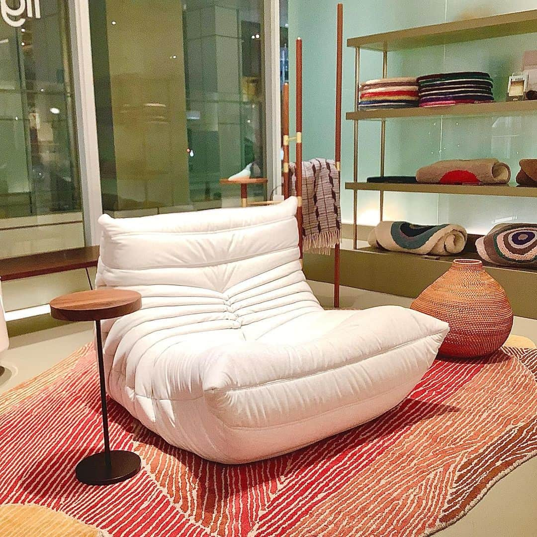 ligne roset shopさんのインスタグラム写真 - (ligne roset shopInstagram)「【ROSETTogo1P】  色々なロゼトーゴを撮ってみました。 ①DENDEN White ②US-3093 Spice ③皮革G-986 Camel ④Alcantara Y648 Infanta ⑤TAMESHIGAKI White ⑥⑦？？？  50th限定スロー ロゼトーゴのモチーフです。  #ligneroset #lignerosettokyo #ROSETTogo #myligneroset #interior #リーンロゼ#リーンロゼ東京#ロゼトーゴ #リーンロゼのある暮らし#インテリア」11月14日 19時48分 - ligneroset_jp_shop