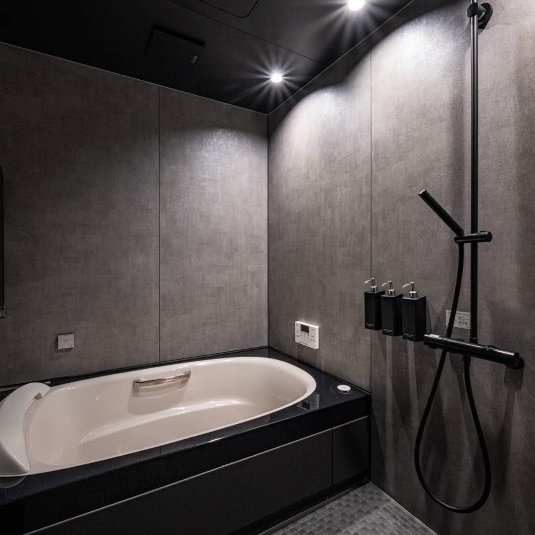 辰巳住宅さんのインスタグラム写真 - (辰巳住宅Instagram)「他の投稿はコチラから▶︎ @tatsumijutaku 　 高級感のある黒いお風呂。 お家でホテルの様な空間を愉しめます。  施工事例はホームページから ご覧いただけます。 また、ホームページ以外にも沢山の 施工事例がございますので お気軽にお問い合わせください。  八幡西区を中心にオススメの お店やスポットの紹介中↓↓ -————————— やはた暮らし @yahata_gurashi -—————————  #辰巳住宅 #北九州注文住宅 #北九州工務店 #北九州新築 #北九州市 #遠賀郡 #工務店とつくる家 #建築士と建てる家 #家づくりのヒント #家づくりのアイディア #施工事例集 #施工例写真 #家づくりの工夫 #lixilお風呂 #スパージュ #肩湯 #マグネット収納 #黒いお風呂 #ワイド浴槽 #お風呂収納 #おふろ時間」11月14日 20時00分 - tatsumijutaku