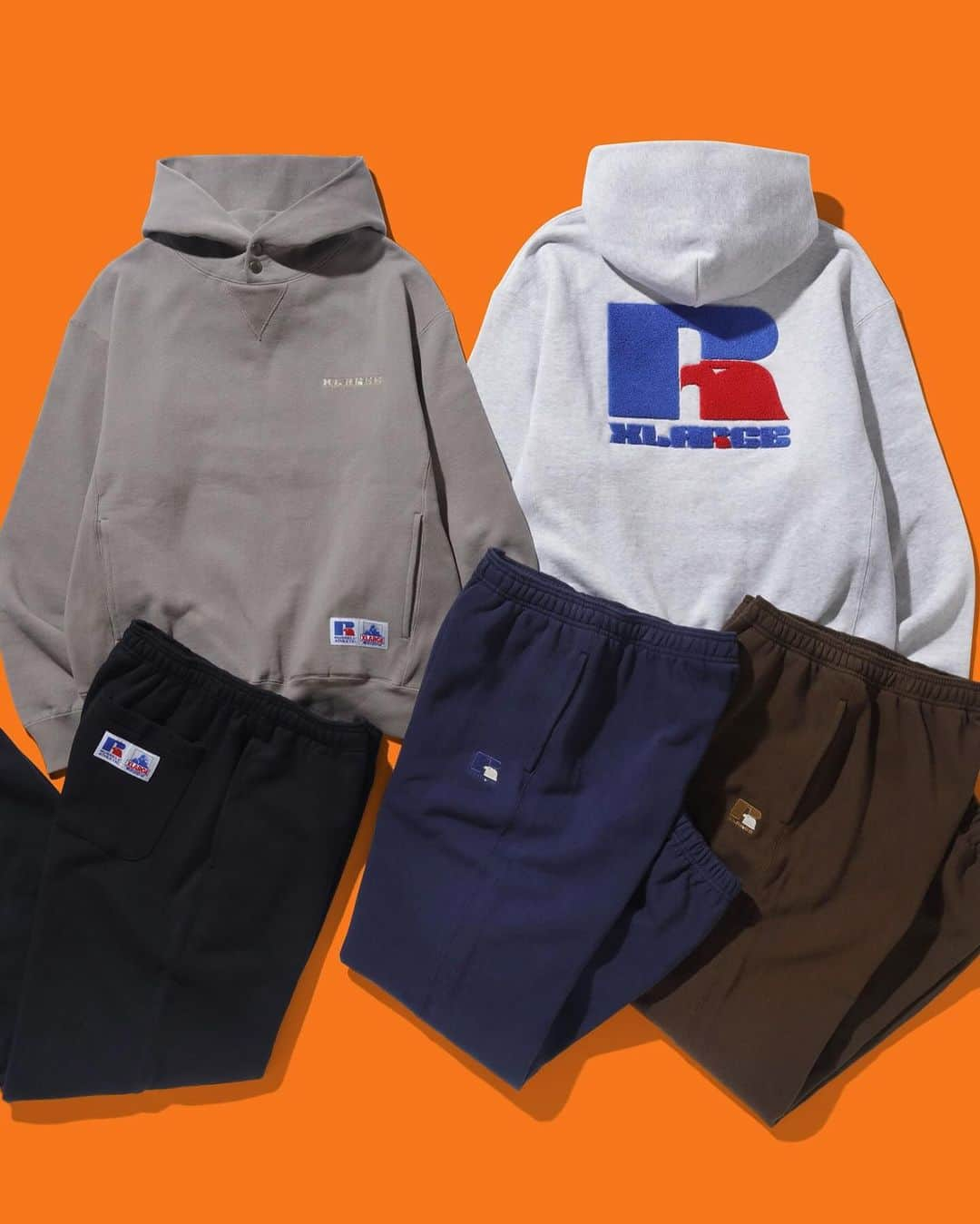 エクストララージのインスタグラム：「11.18.sat XLARGE×RUSSELL ATHLETIC  「アメリカ人の自宅クローゼットには、意識せずともラッセルのウェアがある」と言われているほど、由緒正しい歴史を持つ老舗スポーツウエアブランド「RUSSELL ATHLETIC(ラッセルアスレティック)」。 1902年創業のファクトリーをルーツとし、メジャーリーグやアメリカンフットボールチームのユニフォームを製造していたことでも知られている。  今回、XLARGEとRUSSELL ATHLETICコラボレーション最新コレクションには、RUSSELL ATHLETICオリジナルボディに両者のロゴを融合したデザインのサガラ刺繡ワッペンを施したフードスウェットとスウェットパンツのセットアップがラインナップ。 それぞれベーシックなアッシュ、ブラックに加え、ベージュ、ブラウン、ネイビーの5色を展開。 日本国内のXLARGE、XLARGE/X-girl全店舗(※一部店舗除く)と、オンラインストア「calif」「ZOZOTOWN」にて、11月18日(土)12:00より発売。  - XLARGE×RUSSELL PULLOVER HOODED SWEAT - XLARGE×RUSSELL SWEAT PANTS  RUSSELL ATHLETIC 1902年、アメリカ合衆国アラバマ州で、ベンジャミン・ラッセルによってスタート。 1920年代初頭に世界で始めてスウェットシャツの原型を作り、1938年には世界初のラバープリントを開発。 その後、その技術を使って全米のスクール、カレッジのユニフォーム、各校のブックストアに学校の名前、ロゴが入ったスウェットシャツを普及させた。 1980~90年代には、アメリカのプロスポーツなどとサプライヤー契約を結び、ラッセルの「R」マークのイーグル・Rを全米に根付かせた。  詳細は、プロフィールリンクをクリック。 #xlarge #xlargejp #エクストララージ #russellathletic #ラッセルアスレティック」