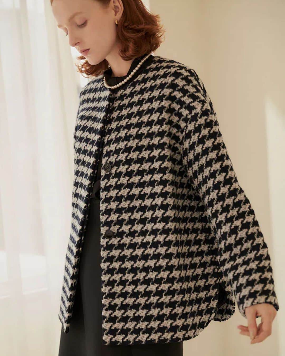 cdec_official Aesthetic Senseのインスタグラム：「． 2023 WINTER LOOK BOOK vol.3  上品なノーカラーコートは無地と千鳥柄の2素材展開！ 肩と身頃をリラックスした適度なゆとり感をもたせつつ、 カジュアルすぎないきれい目シルエットに拘りました。  前後差を付けた深めの脇スリットがポイントで横から見ても雰囲気のあるコートです。 ． ． ． 新しいアイテムが続々と入荷しています。 是非オフィシャルサイトをご覧ください♪ ． ． ▼styling ✴︎ COAT　No.97100　Col.494　￥49,500 ✴︎ BLOUSE　No.87001　Col.019　￥18,920 ✴︎SKIRT　No.77002　Col.019　 ￥19,910 ． ． ．  #クードシャンス  #ファッション #ファッションコーデ #冬 #冬コーデ #冬服 #冬服コーデ #フェミニンコーデ #きれいめコーデ #上品コーデ #大人コーデ #コート #コートコーデ #ノーカラーコート #スカート #スカートコーデ #トレンド #トレンドコーデ #お出かけコーデ #通勤コーデ #お仕事コーデ #女子会コーデ #デートコーデ #おしゃれさんと繋がりたい #ファッション好きな人と繋がりたい」