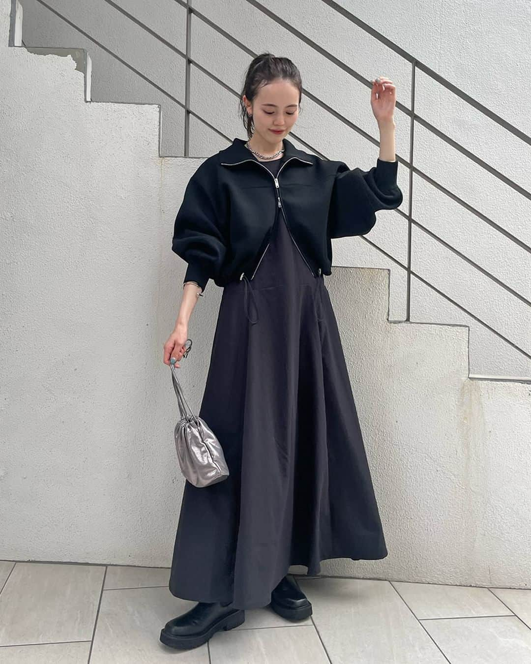 PAL CLOSET(パルクローゼット)さんのインスタグラム写真 - (PAL CLOSET(パルクローゼット)Instagram)「【保存すると、いつでも高レビューワンピが見返せます🥰】  みんなが買ってよかった！とレビューしたワンピース7選をご紹介！  合わせるアイテムでロングシーズン着られるワンピース🙆 スタッフのコーディネートも参考にしてみてください♪  ----- Chico(チコ) 【REVIVAL】フードスウェットリブミニワンピ ¥8,800（税込）  Omekashi(オメカシ) 【着回し力抜群】Önf(オンフ) キャミソールワンピース ¥6,050（税込）  Loungedress(ラウンジドレス) サテンティアードキャミワンピース ¥17,600（税込）  RIVE DROITE(リヴドロワ) 【全骨格細見え！】リブタンクワンピース ¥13,750（税込）  Discoat(ディスコート) 【WEB限定】バンドカラーロングワンピース ¥4,026（税込）  un dix cors(アンディコール) 【Lサイズ追加】スリットネックジャンスカ ¥8,800（税込）  mystic(ミスティック) 【3サイズ展開】ニットブルゾンワンピースSET ¥15,950（税込） -----  #ワンピース #ワンピースコーデ #冬コーデ #モテコーデ #パルクロ」11月14日 20時00分 - palcloset_onlinestore