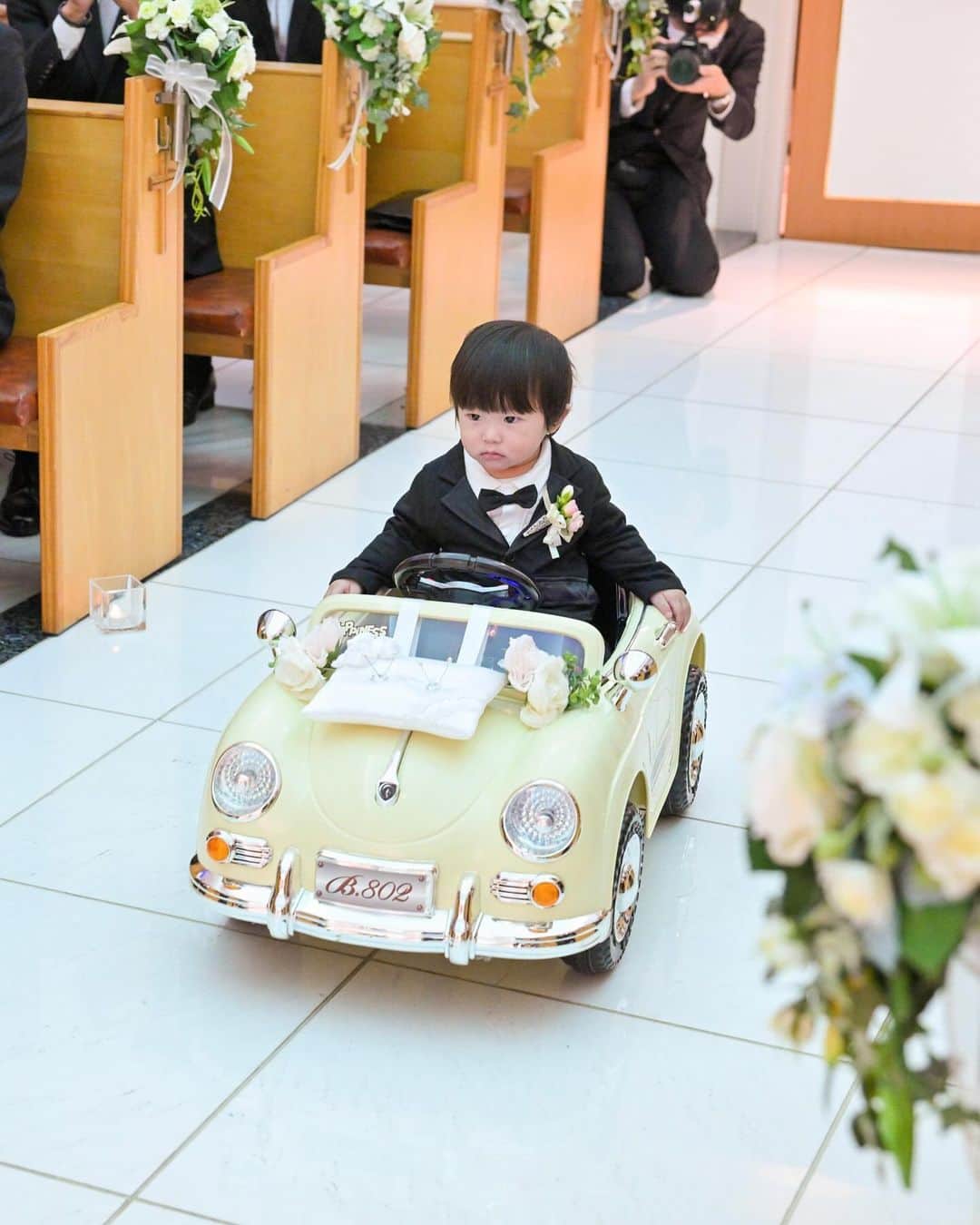 ロゼアンシャルム/Roseun Charmeのインスタグラム：「𓊈 @roseuncharme 𓊉 ⁡リングボーイ👶🏻💍⁡ ⁡⁡ ⁡リングボーイやリングガールを 小さなお子様にお願いしたい時に おすすめなのが 車に乗ってもらう演出です🚗💨 ⁡⁡ かわいすぎる演出で ゲストも盛り上がること間違いなしです✨ ⁡ #ロゼアンシャルム #新横浜グレイスホテル ✎*┈┈┈┈┈┈┈┈┈┈┈ #ウェディング #教会式 #人前式 #神前式 #横浜結婚式 #チャペル #結婚式場 #ホテルウェディング  #新横浜結婚式場 #入籍しました #ウエディングドレス #2024春婚 #新横浜 #横浜ウェディング #結婚指輪 #2024秋婚 #結婚式演出 #婚約 #2024冬婚 #2024夏婚 #リングボーイ #挙式演出 #パパママ婚 #家族婚 #リングピロー #ラジコン」