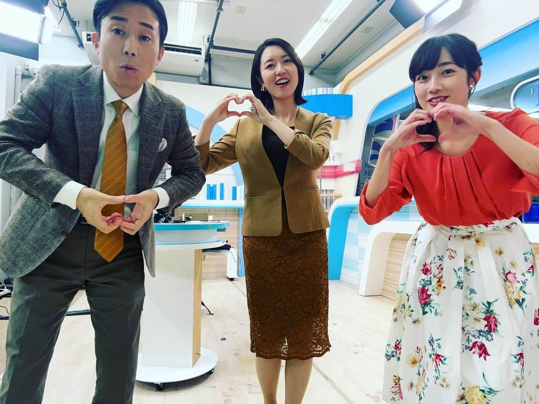 松本亜美さんのインスタグラム写真 - (松本亜美Instagram)「今日も新潟一番をご覧いただきありがとうございました🍁 日高アナがロケのため、スタジオの天気ニュース担当でした！  3部ニュース終わりのオフショット📸紅葉っぽい色合いだったので、みんなでイチョウポーズ！ キャスター2人はちゃんとキメていただいたのに、私はポーズが遅れてしまい、何度か寝ています💤 残念😢  夕方レシピのアシスタントが須山さんだったので、記念に鍵冨先生と4ショットも載せておきます！！  #teny #テレビ新潟  #夕方ワイド新潟一番  #スタジオ #天気予報 #ニュース  #放送終了後 #オフショット  #夕方レシピ #鍵冨先生 #須山さん #コラボ  #アナウンサー #キャスター  #須山司アナウンサー  #初めてのアシスタント  #内田拓志キャスター  #イチョウがひっくり返ってます #斎藤久美子キャスター  #一番綺麗なイチョウポーズ #西辻未侑アナウンサー  #隣で美味しく食べてた #松本亜美 #何回寝るねん！」11月14日 20時00分 - ami_matsumoto_teny