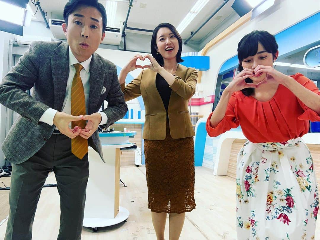 松本亜美さんのインスタグラム写真 - (松本亜美Instagram)「今日も新潟一番をご覧いただきありがとうございました🍁 日高アナがロケのため、スタジオの天気ニュース担当でした！  3部ニュース終わりのオフショット📸紅葉っぽい色合いだったので、みんなでイチョウポーズ！ キャスター2人はちゃんとキメていただいたのに、私はポーズが遅れてしまい、何度か寝ています💤 残念😢  夕方レシピのアシスタントが須山さんだったので、記念に鍵冨先生と4ショットも載せておきます！！  #teny #テレビ新潟  #夕方ワイド新潟一番  #スタジオ #天気予報 #ニュース  #放送終了後 #オフショット  #夕方レシピ #鍵冨先生 #須山さん #コラボ  #アナウンサー #キャスター  #須山司アナウンサー  #初めてのアシスタント  #内田拓志キャスター  #イチョウがひっくり返ってます #斎藤久美子キャスター  #一番綺麗なイチョウポーズ #西辻未侑アナウンサー  #隣で美味しく食べてた #松本亜美 #何回寝るねん！」11月14日 20時00分 - ami_matsumoto_teny