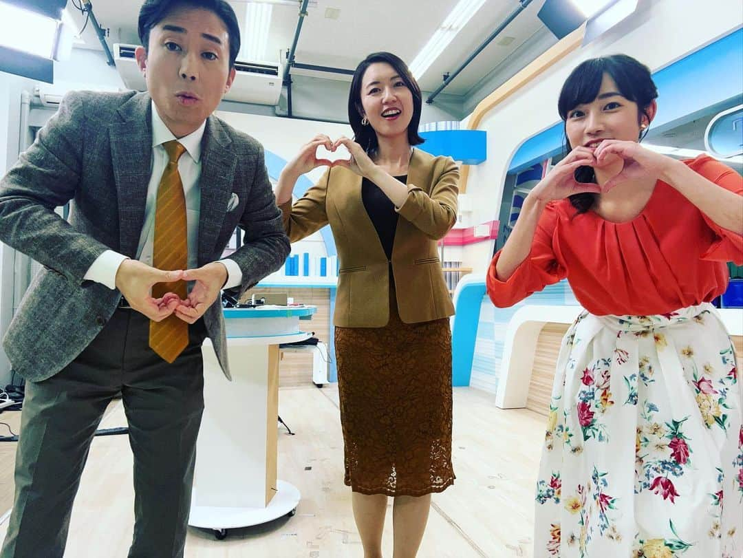 松本亜美さんのインスタグラム写真 - (松本亜美Instagram)「今日も新潟一番をご覧いただきありがとうございました🍁 日高アナがロケのため、スタジオの天気ニュース担当でした！  3部ニュース終わりのオフショット📸紅葉っぽい色合いだったので、みんなでイチョウポーズ！ キャスター2人はちゃんとキメていただいたのに、私はポーズが遅れてしまい、何度か寝ています💤 残念😢  夕方レシピのアシスタントが須山さんだったので、記念に鍵冨先生と4ショットも載せておきます！！  #teny #テレビ新潟  #夕方ワイド新潟一番  #スタジオ #天気予報 #ニュース  #放送終了後 #オフショット  #夕方レシピ #鍵冨先生 #須山さん #コラボ  #アナウンサー #キャスター  #須山司アナウンサー  #初めてのアシスタント  #内田拓志キャスター  #イチョウがひっくり返ってます #斎藤久美子キャスター  #一番綺麗なイチョウポーズ #西辻未侑アナウンサー  #隣で美味しく食べてた #松本亜美 #何回寝るねん！」11月14日 20時00分 - ami_matsumoto_teny