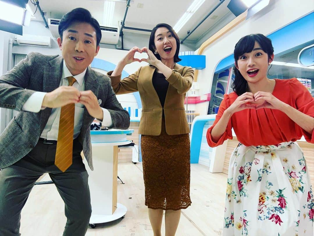 松本亜美さんのインスタグラム写真 - (松本亜美Instagram)「今日も新潟一番をご覧いただきありがとうございました🍁 日高アナがロケのため、スタジオの天気ニュース担当でした！  3部ニュース終わりのオフショット📸紅葉っぽい色合いだったので、みんなでイチョウポーズ！ キャスター2人はちゃんとキメていただいたのに、私はポーズが遅れてしまい、何度か寝ています💤 残念😢  夕方レシピのアシスタントが須山さんだったので、記念に鍵冨先生と4ショットも載せておきます！！  #teny #テレビ新潟  #夕方ワイド新潟一番  #スタジオ #天気予報 #ニュース  #放送終了後 #オフショット  #夕方レシピ #鍵冨先生 #須山さん #コラボ  #アナウンサー #キャスター  #須山司アナウンサー  #初めてのアシスタント  #内田拓志キャスター  #イチョウがひっくり返ってます #斎藤久美子キャスター  #一番綺麗なイチョウポーズ #西辻未侑アナウンサー  #隣で美味しく食べてた #松本亜美 #何回寝るねん！」11月14日 20時00分 - ami_matsumoto_teny