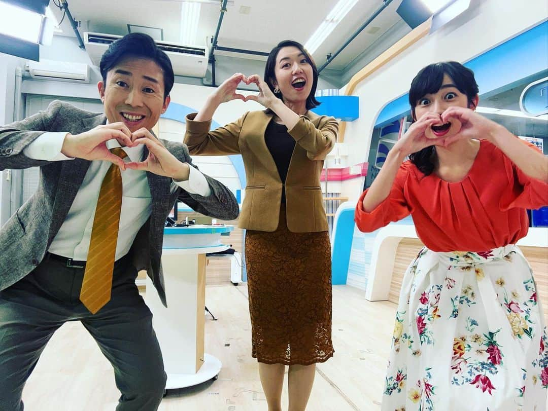 松本亜美さんのインスタグラム写真 - (松本亜美Instagram)「今日も新潟一番をご覧いただきありがとうございました🍁 日高アナがロケのため、スタジオの天気ニュース担当でした！  3部ニュース終わりのオフショット📸紅葉っぽい色合いだったので、みんなでイチョウポーズ！ キャスター2人はちゃんとキメていただいたのに、私はポーズが遅れてしまい、何度か寝ています💤 残念😢  夕方レシピのアシスタントが須山さんだったので、記念に鍵冨先生と4ショットも載せておきます！！  #teny #テレビ新潟  #夕方ワイド新潟一番  #スタジオ #天気予報 #ニュース  #放送終了後 #オフショット  #夕方レシピ #鍵冨先生 #須山さん #コラボ  #アナウンサー #キャスター  #須山司アナウンサー  #初めてのアシスタント  #内田拓志キャスター  #イチョウがひっくり返ってます #斎藤久美子キャスター  #一番綺麗なイチョウポーズ #西辻未侑アナウンサー  #隣で美味しく食べてた #松本亜美 #何回寝るねん！」11月14日 20時00分 - ami_matsumoto_teny