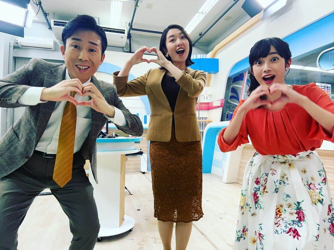 松本亜美さんのインスタグラム写真 - (松本亜美Instagram)「今日も新潟一番をご覧いただきありがとうございました🍁 日高アナがロケのため、スタジオの天気ニュース担当でした！  3部ニュース終わりのオフショット📸紅葉っぽい色合いだったので、みんなでイチョウポーズ！ キャスター2人はちゃんとキメていただいたのに、私はポーズが遅れてしまい、何度か寝ています💤 残念😢  夕方レシピのアシスタントが須山さんだったので、記念に鍵冨先生と4ショットも載せておきます！！  #teny #テレビ新潟  #夕方ワイド新潟一番  #スタジオ #天気予報 #ニュース  #放送終了後 #オフショット  #夕方レシピ #鍵冨先生 #須山さん #コラボ  #アナウンサー #キャスター  #須山司アナウンサー  #初めてのアシスタント  #内田拓志キャスター  #イチョウがひっくり返ってます #斎藤久美子キャスター  #一番綺麗なイチョウポーズ #西辻未侑アナウンサー  #隣で美味しく食べてた #松本亜美 #何回寝るねん！」11月14日 20時00分 - ami_matsumoto_teny