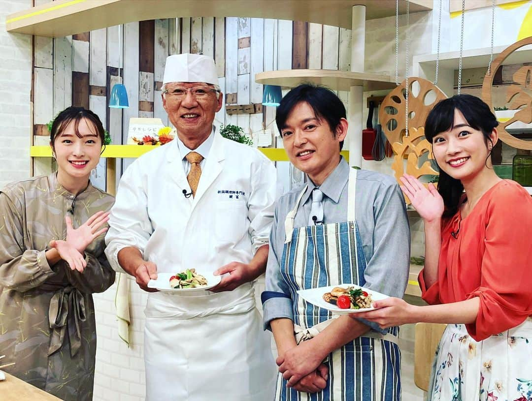 松本亜美さんのインスタグラム写真 - (松本亜美Instagram)「今日も新潟一番をご覧いただきありがとうございました🍁 日高アナがロケのため、スタジオの天気ニュース担当でした！  3部ニュース終わりのオフショット📸紅葉っぽい色合いだったので、みんなでイチョウポーズ！ キャスター2人はちゃんとキメていただいたのに、私はポーズが遅れてしまい、何度か寝ています💤 残念😢  夕方レシピのアシスタントが須山さんだったので、記念に鍵冨先生と4ショットも載せておきます！！  #teny #テレビ新潟  #夕方ワイド新潟一番  #スタジオ #天気予報 #ニュース  #放送終了後 #オフショット  #夕方レシピ #鍵冨先生 #須山さん #コラボ  #アナウンサー #キャスター  #須山司アナウンサー  #初めてのアシスタント  #内田拓志キャスター  #イチョウがひっくり返ってます #斎藤久美子キャスター  #一番綺麗なイチョウポーズ #西辻未侑アナウンサー  #隣で美味しく食べてた #松本亜美 #何回寝るねん！」11月14日 20時00分 - ami_matsumoto_teny