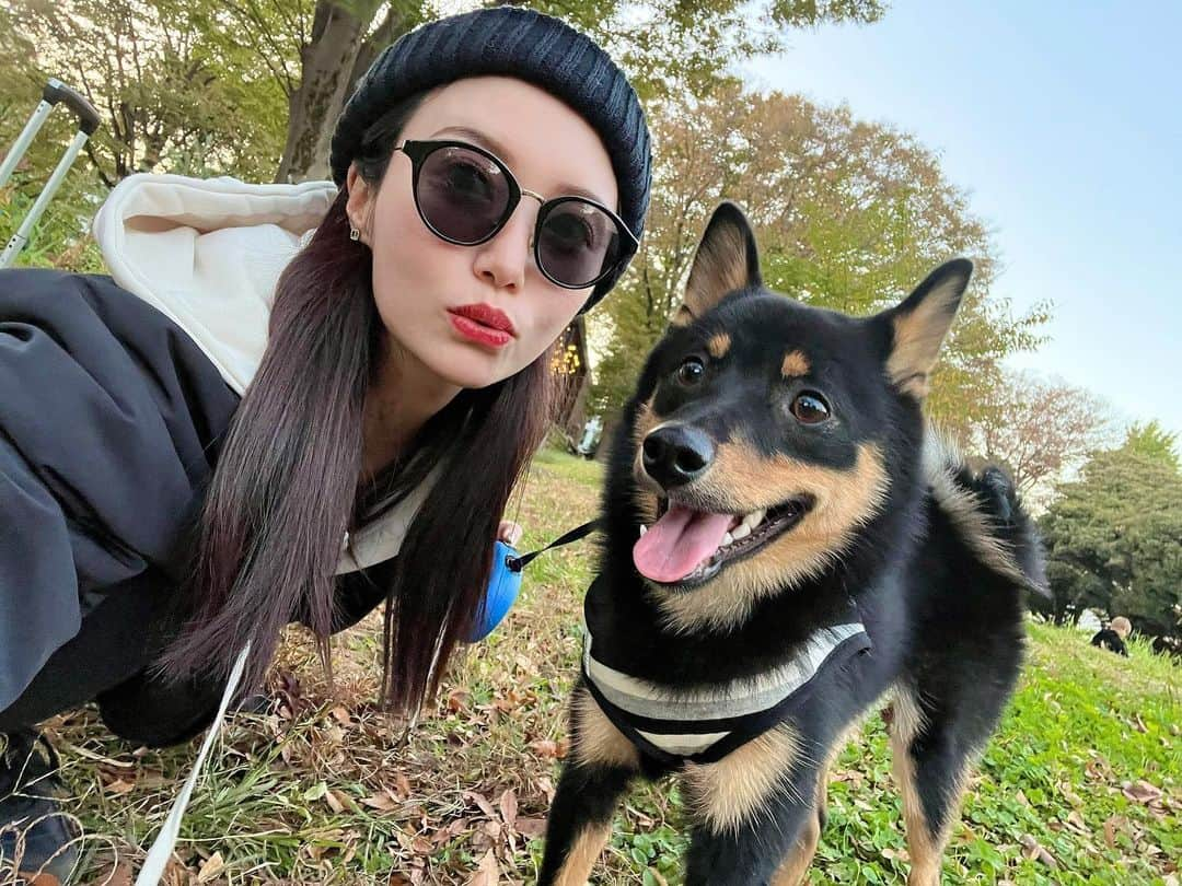 村田莉のインスタグラム：「ただいまベイビー🐕🩷  ストーリーにも載せたけど、飛行機の中で観た「멍뭉이」（モンムンイ）っていう韓国映画が本当に良かったんです。途中までしか観られなかったんですが、悲しいけれど、捨てられてしまったワンちゃんや、虐待をされているワンちゃん、日本でいう保健所のような愛護施設にいるワンちゃん達とのお話で、悲しい部分もやるせない気持ちになる部分もあるけど、少しクスッと笑ってしまうような、温かい気持ちになる部分もあり、、、ただ途中までしか観られていないので、とにかく続きが観たい。 調べたら日本での公開は来年で、めちゃくちゃウズウズしてます🥺😫  ワンちゃん好きの方には絶対ささると思う！公開されたら絶対観に行くし、ワンちゃん好きの友達を絶対連れて行く！！🐕🩷  #멍뭉이 #멍멍이 #멍멍이그램 #영화 #モンムンイ #マイハートパピー #韓国映画」