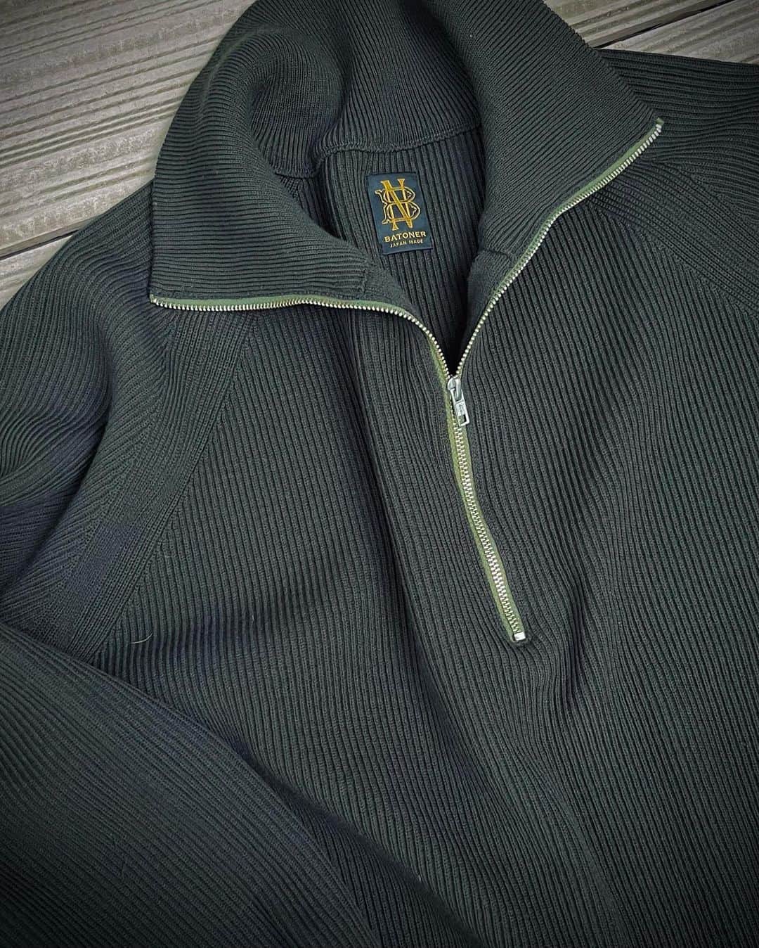 BEAMS+のインスタグラム：「・  BEAMS PLUS × BATONER HYPER TWIST WOOL HALF ZIP  One of the brands supporting BEAMS PLUS, BATONER, is a world-class knitwear brand with a half-zip design, its manufacturing method, and made in Japan.  -------------------------------------  BEAMS PLUSを支えるブランドの一つである、〈BATONER〉今シーズンの別注モデルはハーフジップ仕様に、拘り抜かれたその製法とmade in Japan は世界に誇るニットブランドです。  @batoner_japanmade #beams #beamsplus #beamsplusharajuku   #mensfashio #Batoner」