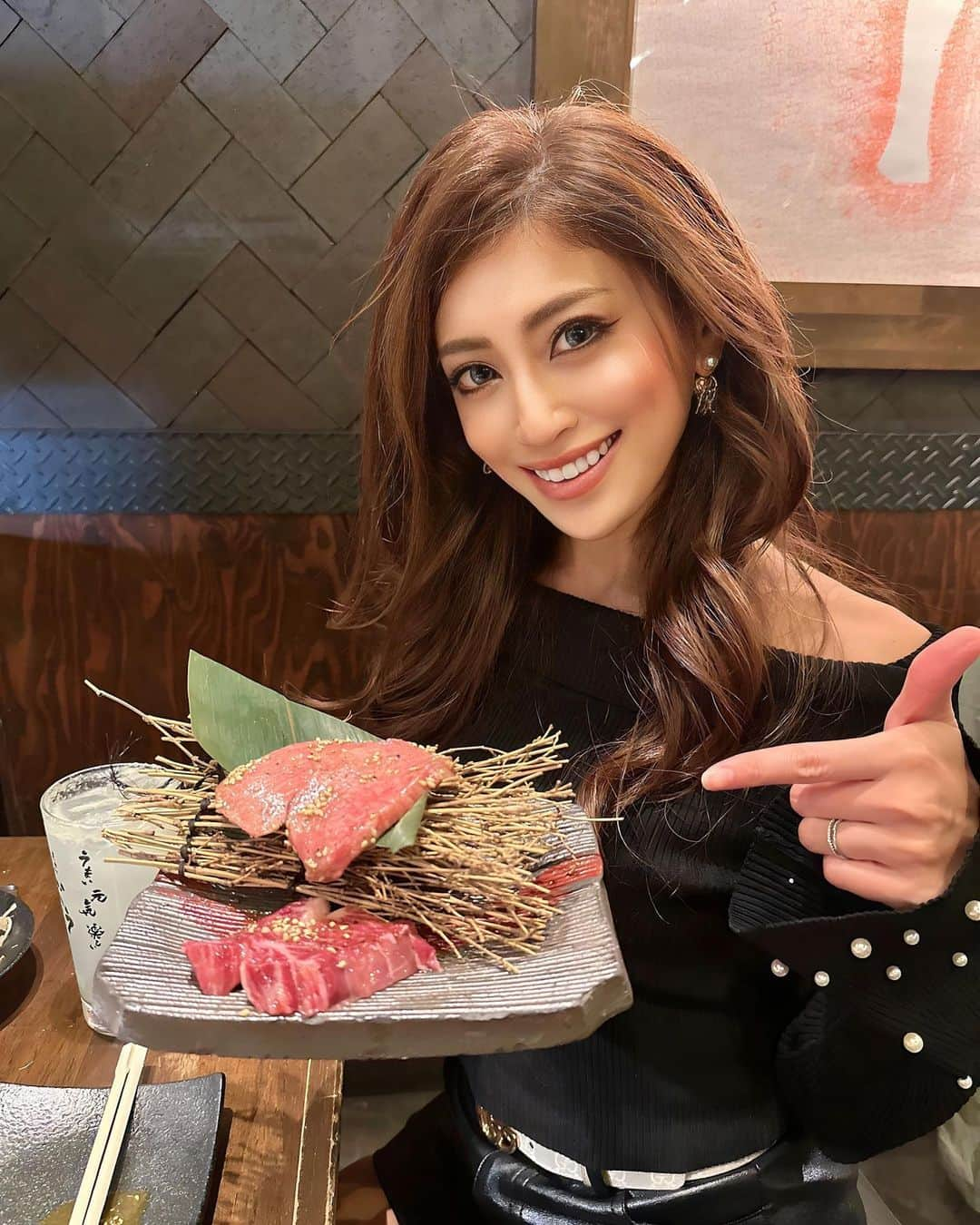 YURIKAのインスタグラム：「🥩  📍新宿『炭火焼ホルモンぐぅ』 @gu_shinjuku   今回頂いたのは全11種類の部位を 七輪の炭火焼で楽しめる 飲み放題付きの【極コース】✨  ★ぐう名物★浅漬けキムチ 本日の煮込み 本日のお刺身 極タン 特選赤身 ホルモン 3種盛り（塩）〜ガツ・レバー・シビレ～ ホルモン ３種盛り（タレ）〜上ミノ・ハチノス・ホルモン～ 飲めるロース カルビ ハラミ オンザライス 本場 盛岡ミニ冷麺 アイスクリーム  名物の浅漬けキムチは普通のキムチと違って 白菜がシャキシャキと水々しく食感がいい✨  こちらのお店では千切りキャベツと ごま油と塩で和えたねぎダレがおかわり自由🥢 和風orコチュジャンマヨの ドレッシングも美味しくて ３回おかわりしました！笑  煮込みはもつ煮込みで優しいお味で ゴロゴロ入った牛すじにも めちゃくちゃ味が滲みてて美味しかった✨  さくらユッケは新鮮な桜肉と 卵黄と甘いタレのマリアージュで さっぱりながらトロける美味しさ🤤  お肉は厚切りの極タン、極ハラミから👏🏻 厚切りだけど歯切りが良く めちゃくちゃ柔らかくジューシー🤍 タンにねぎダレがめっちゃ合います✨  ホルモンは色んな部位を食べ比べできて その日の厳選されたものを塩、タレ それぞれの味で頂きました😋  塩はレバー、ハツ、シビレの旨みを感じ 味噌は脂の乗った甘くてぷりっぷりな ホルモンと合ってお酒とよく合います💓  薄切りの飲めるロースは表面をさっと炙って 卵黄とタレを絡めてオンザライス！  最後のお肉はカルビとハラミで 極ハラミよりあっさりしていますが 柔らかくジューシーで旨みを感じます✨  〆はお出汁の効いたコシのある盛岡冷麺で とても美味しく頂きました🥢 ラストにアイスが付いています🍨  これだけのボリュームで そして美味しいお肉とホルモンと 飲み放題付きで7000円という破格！😳  新鮮で肉質も良くてこのお値段は 本当にお得すぎる🥹✨  元気いっぱいの店員さん達の 素敵な接客も居心地が良くて また美味しいホルモンを食べに 伺いたいと思います🤍🤍🤍  #PR #炭火焼ホルモンぐう新宿 #新宿ディナー #新宿グルメ #新宿焼肉 #新宿ホルモン #東京グルメ #東京焼肉 #食べログ #foodie #yakiniku」