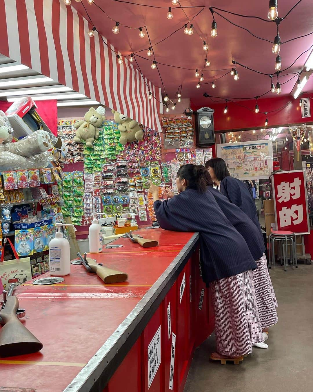 中西香菜さんのインスタグラム写真 - (中西香菜Instagram)「私の母はバスガイドをしていたのですが、 バスガイド同期5人旅に一緒に連れて行ってもらいました！  鳥取県の三朝温泉へ！♨️🧖  車で大阪から行ったのですが、ガイドさんみんなが詳しいので色んなスポットに連れて行ってもらったり、 歌ってもらったり、 バスガイド時代のお話をしてもらったり、 たくさんガイドしてもらって最高に楽しめた旅でした😌👏  もう1人娘さんも来てくれたんでしが、2人でお母さん達が楽しい人達で面白くて終始大爆笑していました笑  夜は足湯をしに行ったんですが、隣に誰でも入れる露天風呂があって入りたかったんですがたくさんの人がいて恥ずかしくて諦めました🧖朝も見たけど結構人いたなぁ！  あの付近に住んでいると毎日入れるのかなぁと思うと羨ましい限りだ！😌  いつかほったらかし温泉とか行ってみたいなぁ！🤔  #三朝温泉　#鳥取旅行　#温泉旅　#日本旅行　#バスガイド　#温泉　#トラベル　#鳥取　#鳥取旅　#露天風呂　#女子旅　#旅行  #旅　#旅館  #万翠楼　#travel #Japan #♨️」11月14日 19時53分 - nakanishi_kana_