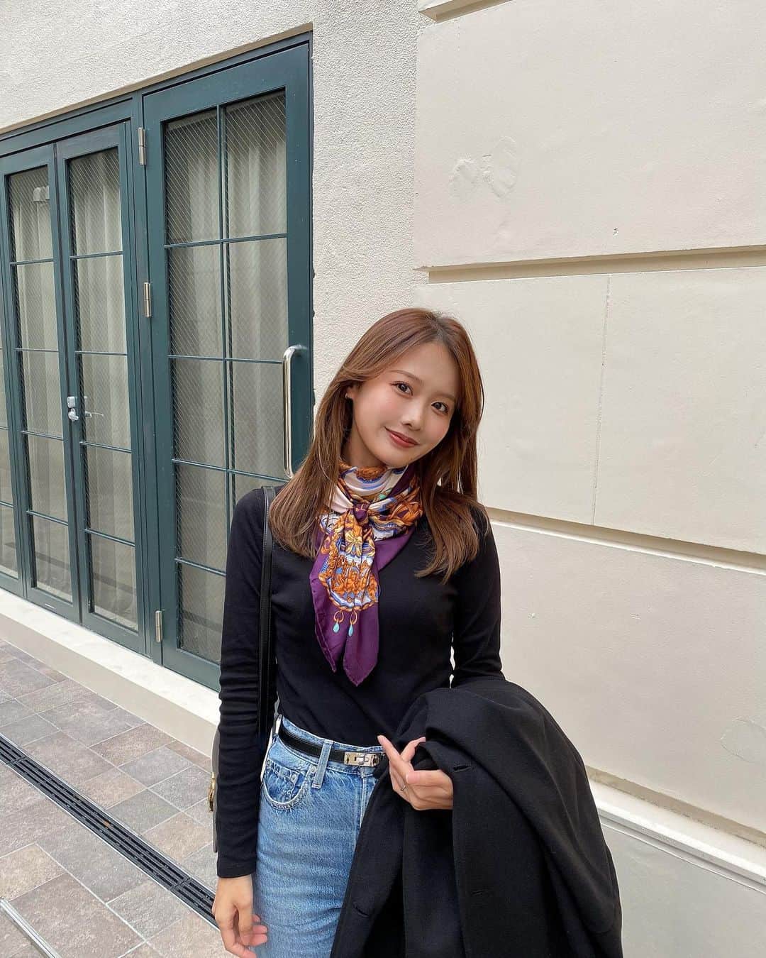 ᴱᴸᵞのインスタグラム：「Look of the Day 🖤  何回も投稿にも載せている だいすきなアイテムのみで組んだコーデ🪻 気分で首元にスカーフつけて、ベルトもつけて。  小物でガラッと雰囲気が変わる シンプルなアイテムがやっぱりすき✨  outfit details top : @petitbateau_jp  bottom : @levis  bag : @celine  shoes : @dianashoespress」