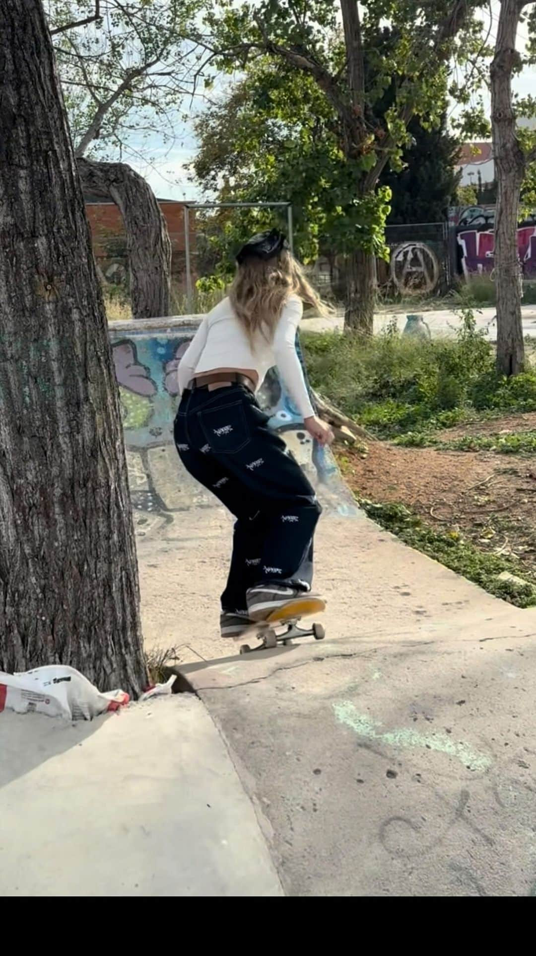 蘭のインスタグラム：「🤍  🤳 @androi_d_18  #barcelona#skatergirl#skate#skatelife#womendoskate #ootd#skatergirlstyle#skategirlpower#skateeverydamnday#skateboardingisfun #outfit #skatestyle #girlsskate#スケボー女子#ガールズスケーター」