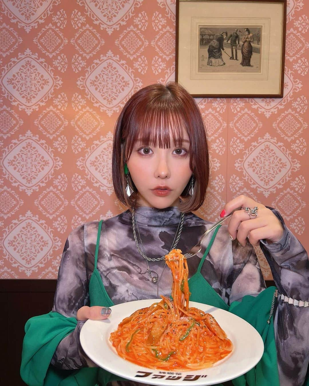 神成藍子さんのインスタグラム写真 - (神成藍子Instagram)「魔法使い🪄︎︎✨🍝  この間久しぶりにおジャ魔女どれみを見たんだけど、やっぱり将来の夢は魔法少女になることだなーって思った🥹🥹💖いくつになってもキラキラ変身したいよね🥹💫  #純喫茶ファッジ #グリーンコーデ #緑コーデ」11月14日 19時55分 - kanna_nijimura