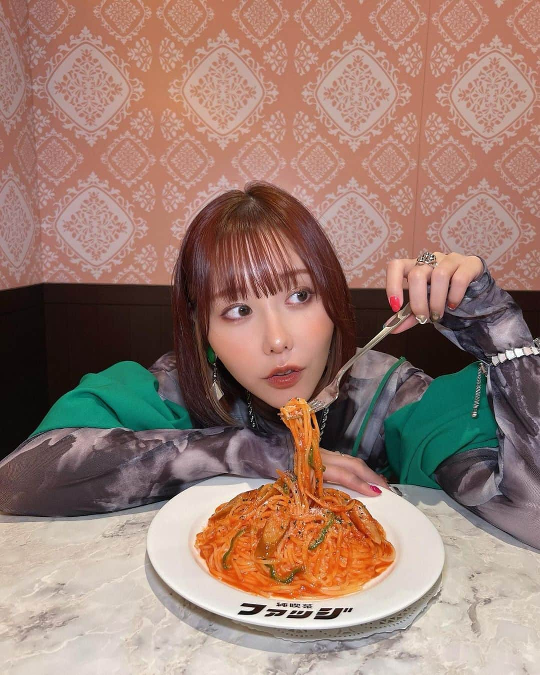 神成藍子さんのインスタグラム写真 - (神成藍子Instagram)「魔法使い🪄︎︎✨🍝  この間久しぶりにおジャ魔女どれみを見たんだけど、やっぱり将来の夢は魔法少女になることだなーって思った🥹🥹💖いくつになってもキラキラ変身したいよね🥹💫  #純喫茶ファッジ #グリーンコーデ #緑コーデ」11月14日 19時55分 - kanna_nijimura