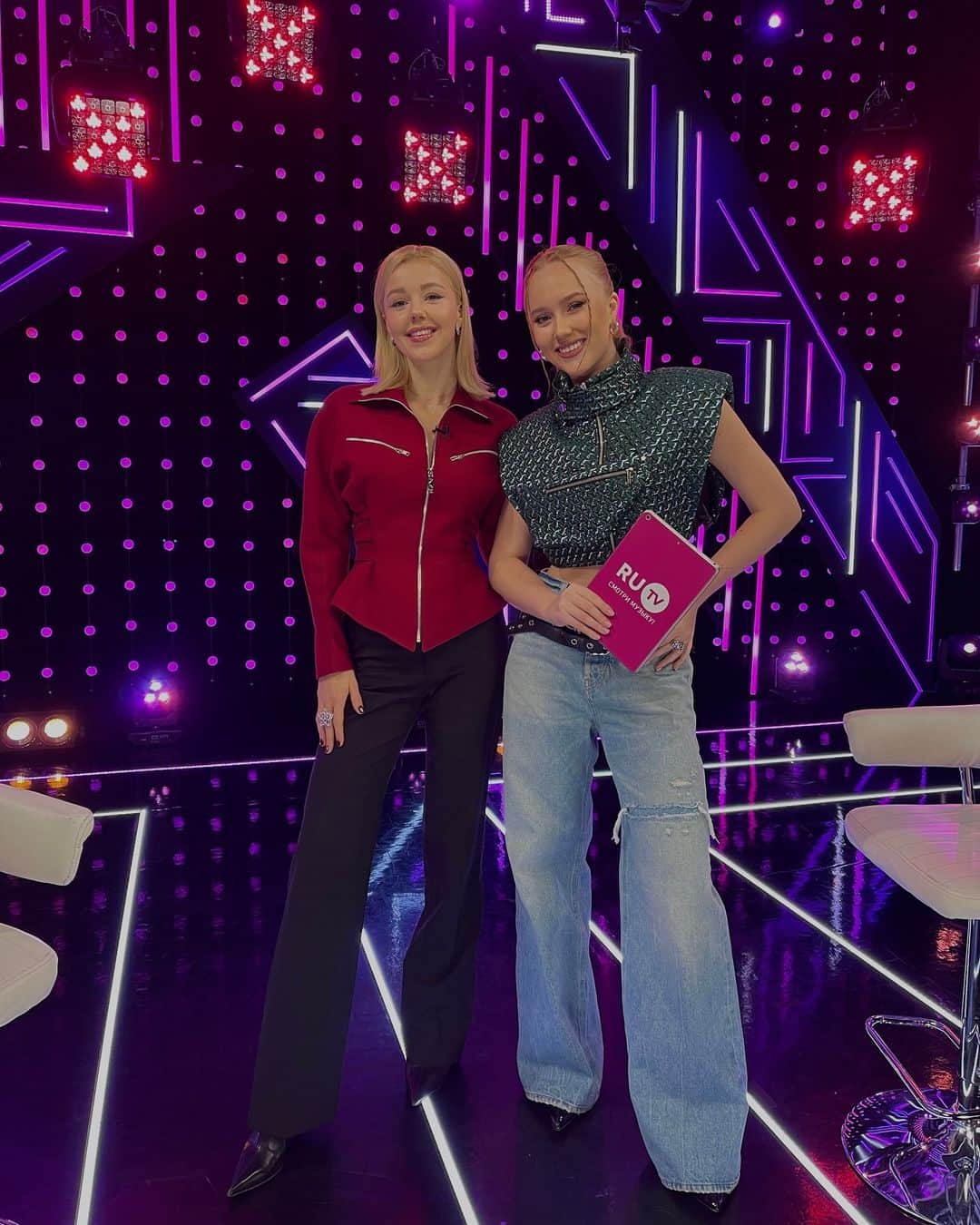 RU.TVのインスタグラム：「⭐️Звёздный Стол Заказов уже в разгаре!  Скорее подключайся, ведь в гости к Ксении Акчуриной пришла Юлианна Караулова!  За образ ведущей благодарим @diesel, а за украшения спасибо @unode50_ru」