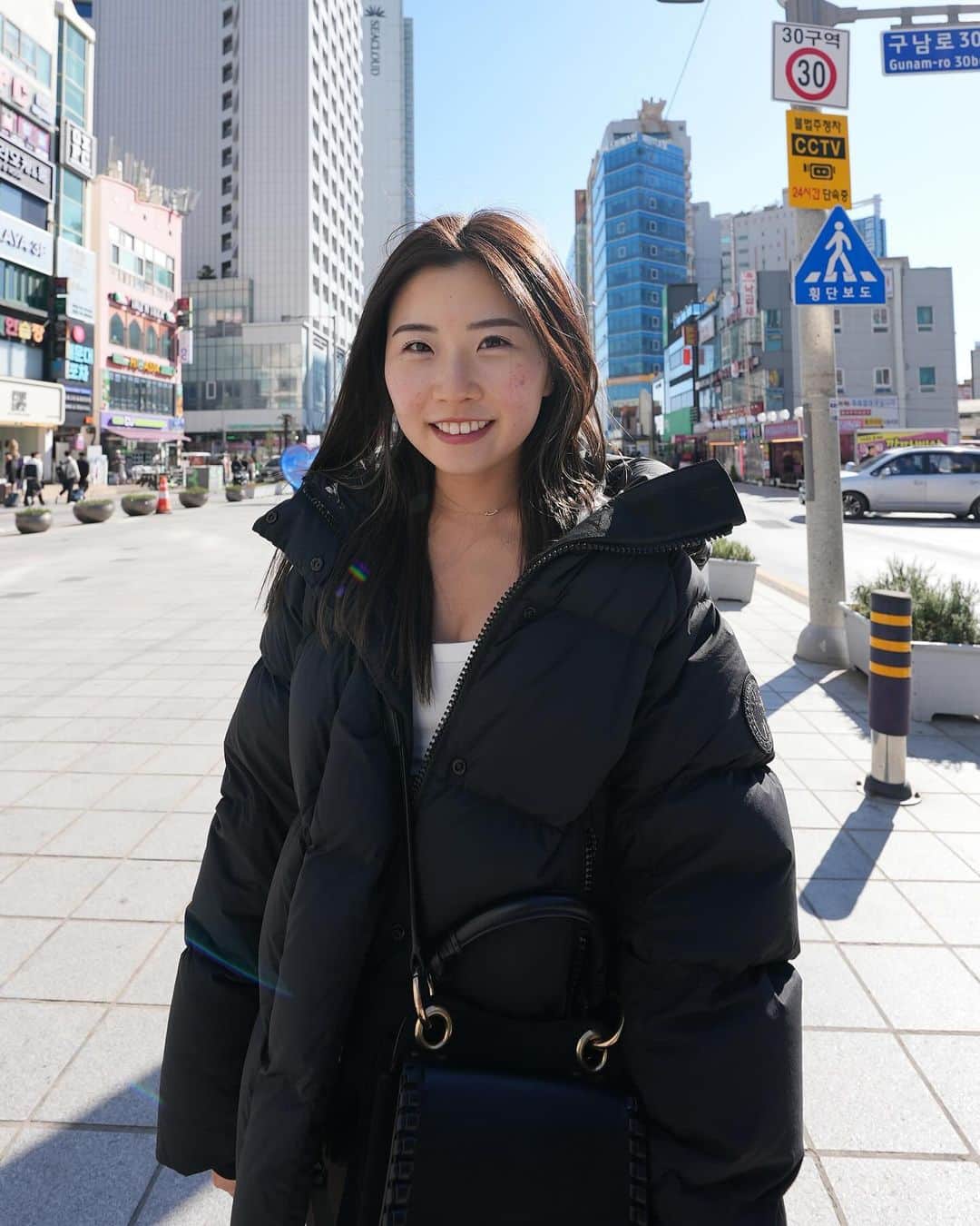 さくらのインスタグラム：「韓国🇰🇷 　 #広角レンズで撮ったら #足盛れすぎた #4枚目 #浮気 #ヨーちゃん #何枚目が好き?」